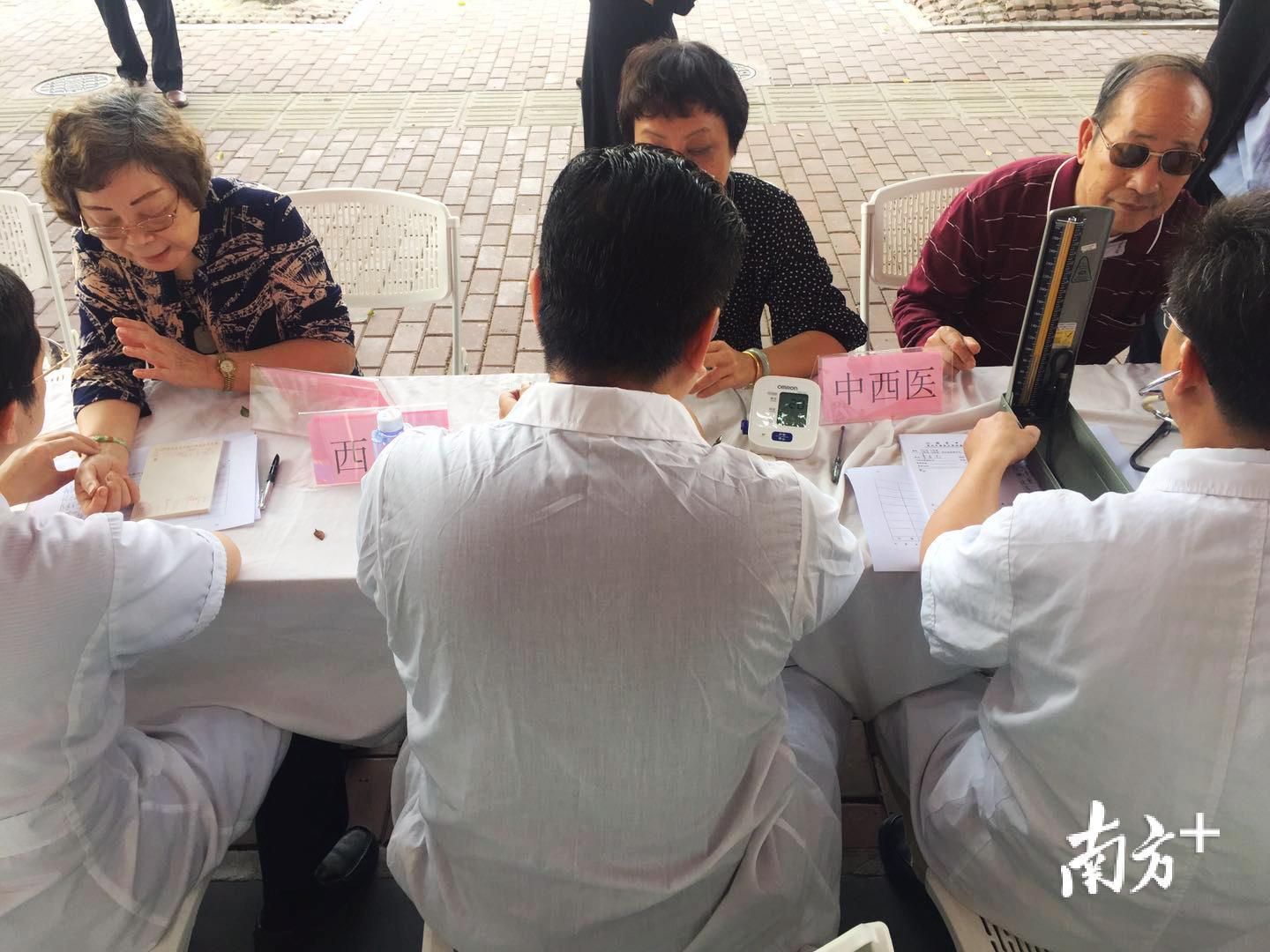 医疗专家为到场群众提供与运动健康相关的诊疗和咨询服务.张伟炜 摄