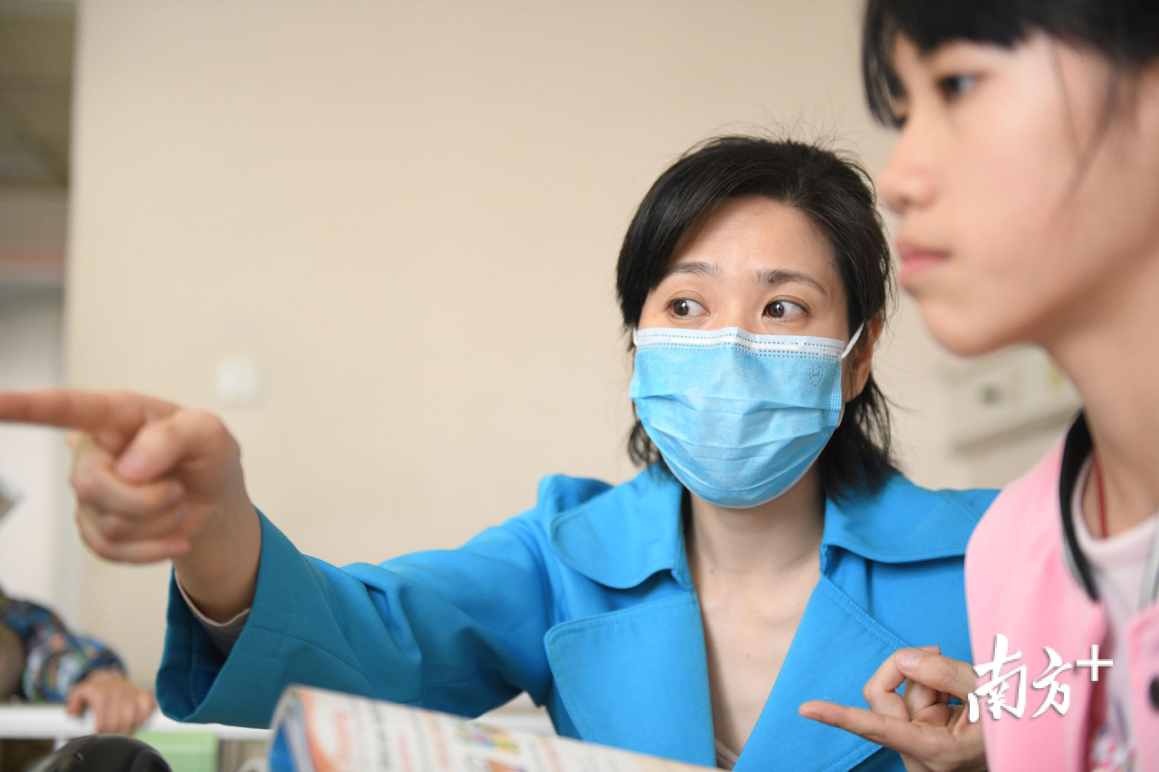 黄老师教得仔细，同学也听得认真。
