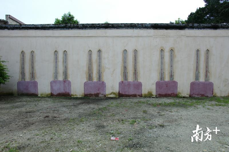 宗祠前矗立着36块光宗碑