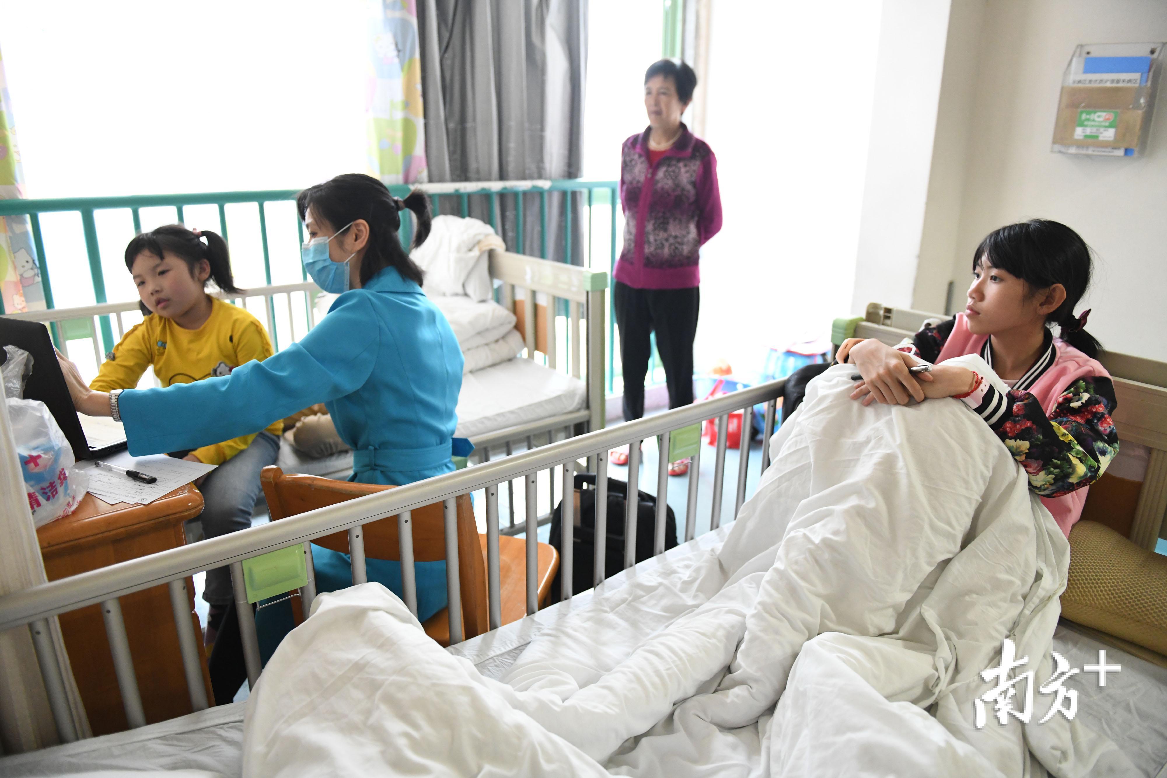 佛山市第一人民医院儿科病房里，黄宇玲老师正在为高年级的学生上英语课，才刚上完语文课的小家伙还不够“过瘾”，在一旁越级蹭课。