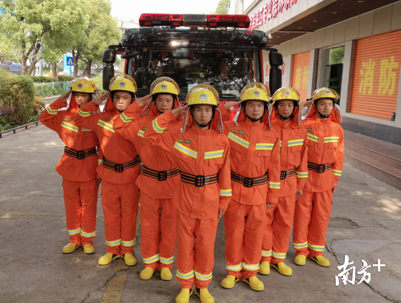 西樵中队一身帅气戎装。卢浩能摄