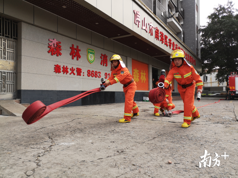 森林消防队员每日训练力求保持最佳战斗状态。 卢浩能摄