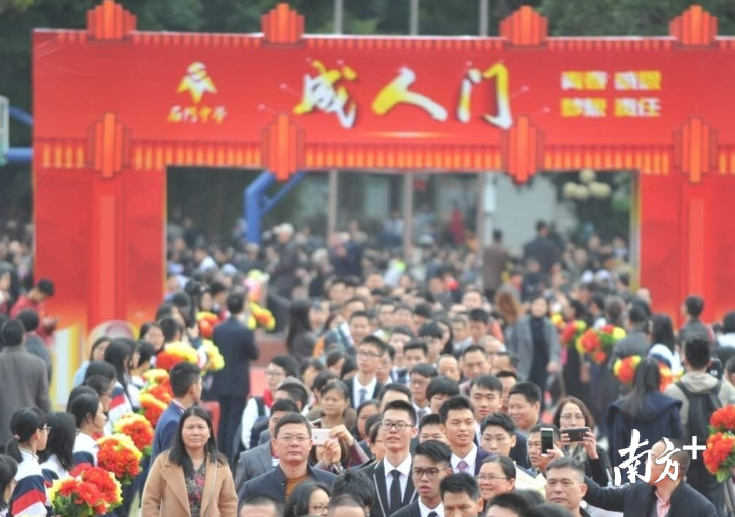 石门中学2019届学生成人礼。 戴嘉信 摄