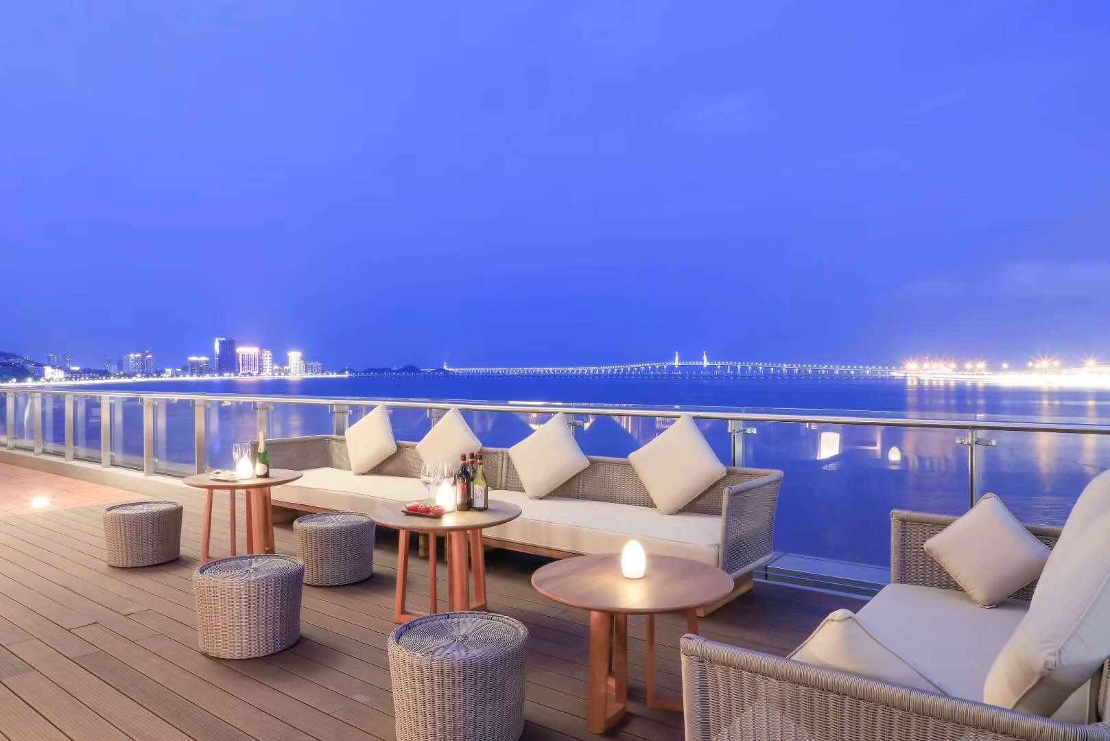 位于珠海高铁站附近的仁恒洲际酒店，因临近拱北口岸，又能观赏到港珠澳大桥，自开业以来生意一直火爆。仁恒洲际酒店供图