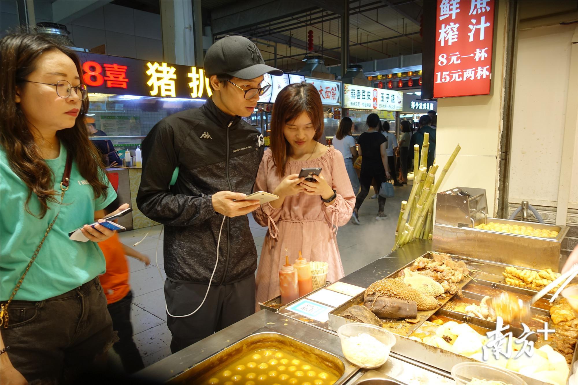 夜色已深，但挡不住食客外出寻觅美食。