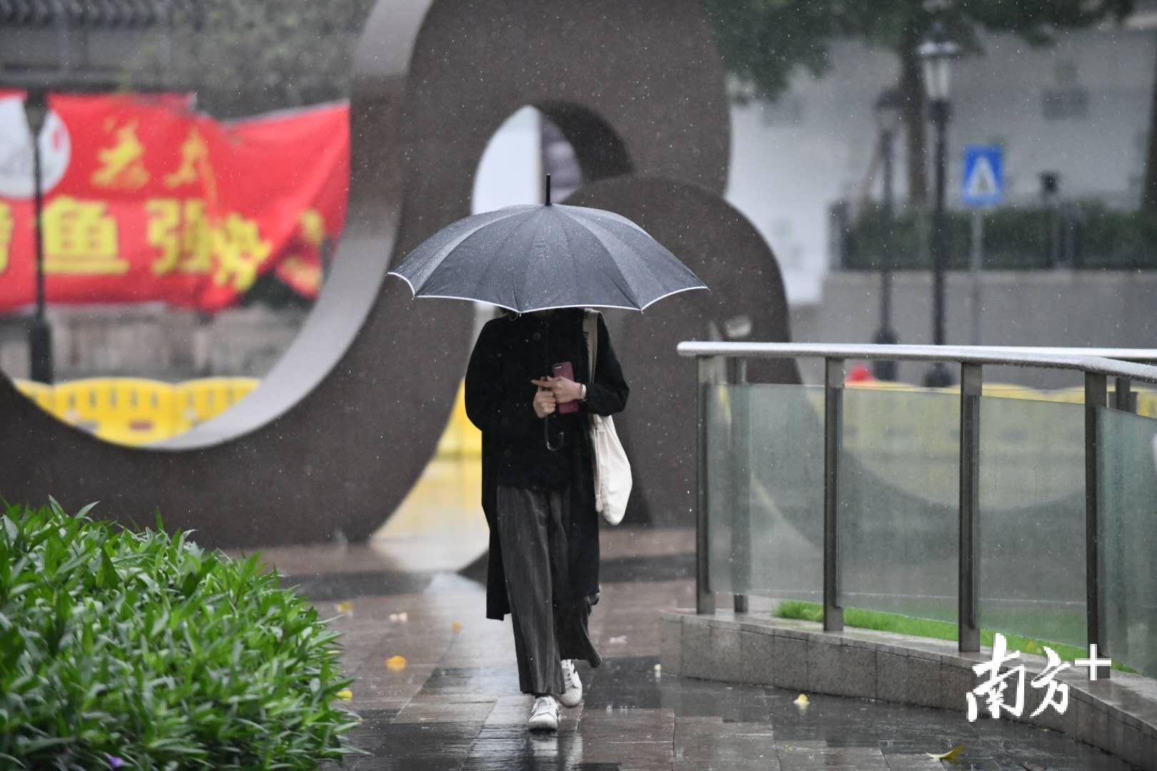 今晨八点，不少市民的上班路受大雨影响。