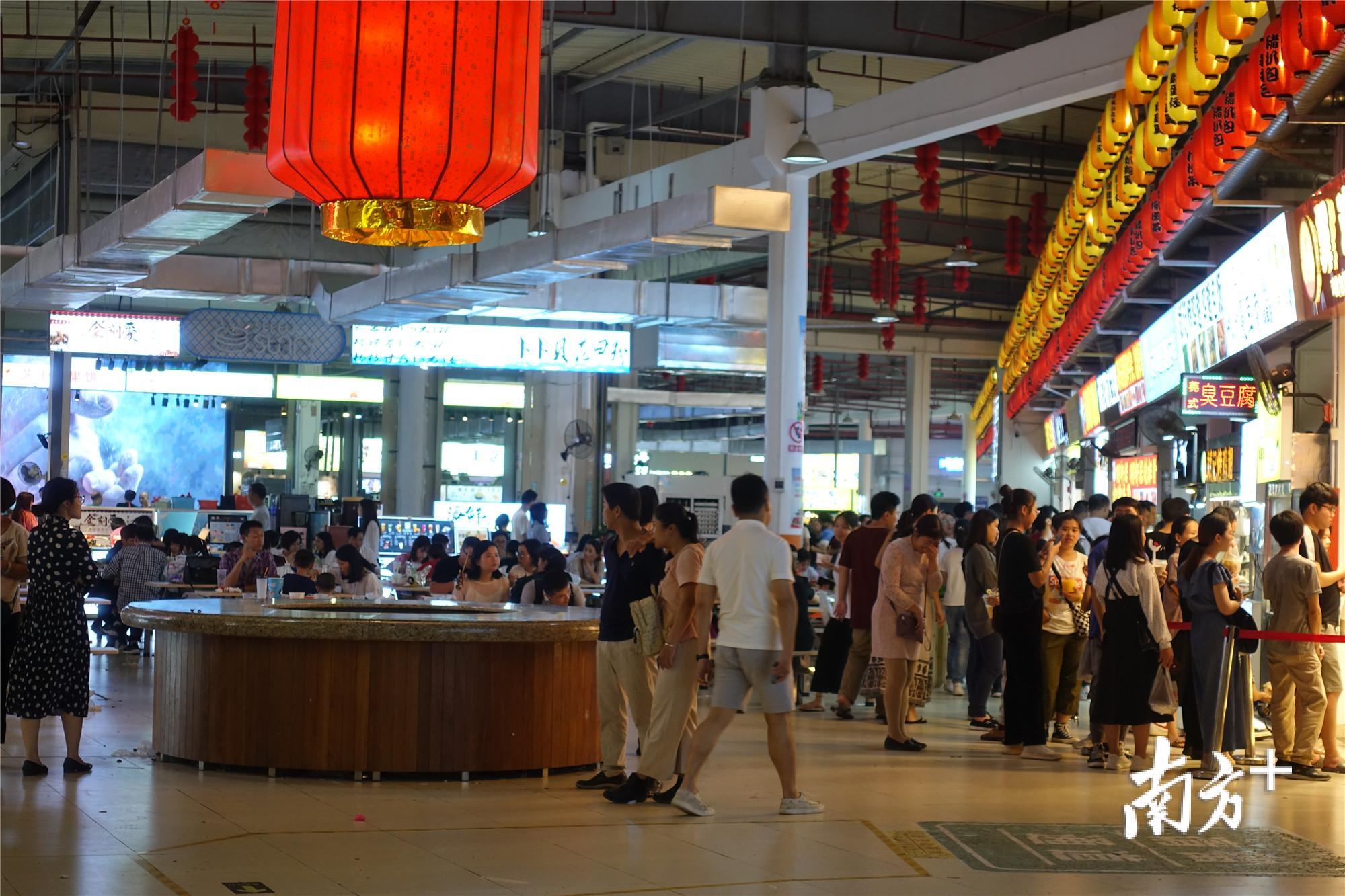 搬上二楼的光明夜市依然热闹。