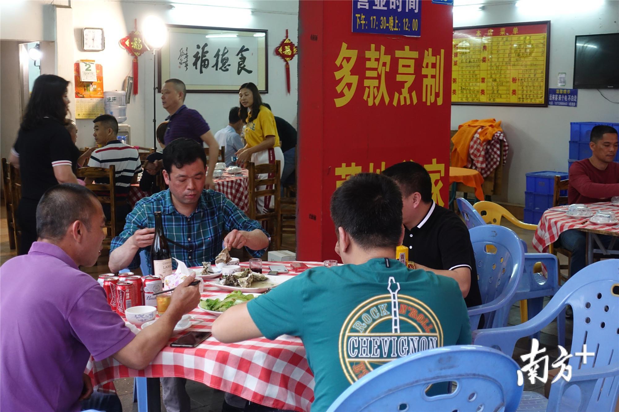 肥婆菜馆大排档门前食客。