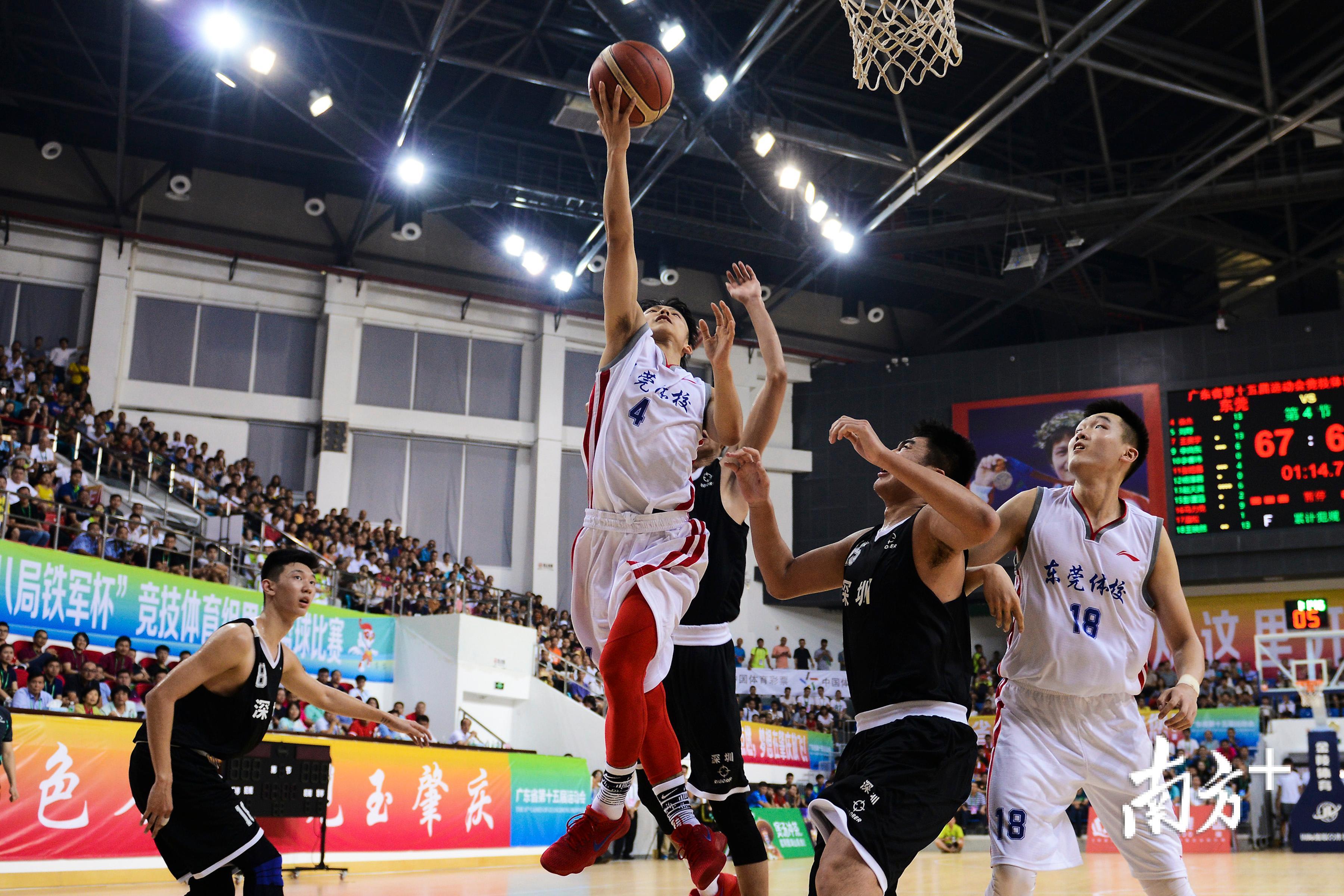 广东省第十五届运动会男子篮球甲组的比赛中，东莞队击败了卫冕冠军深圳，获得了省运会历史篮球首金。