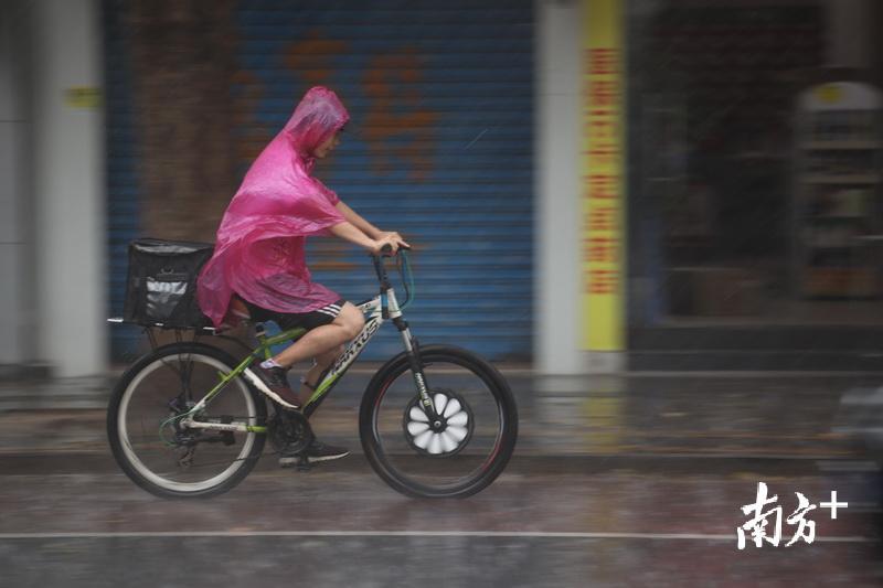 暴雨降临,他们冒雨前行