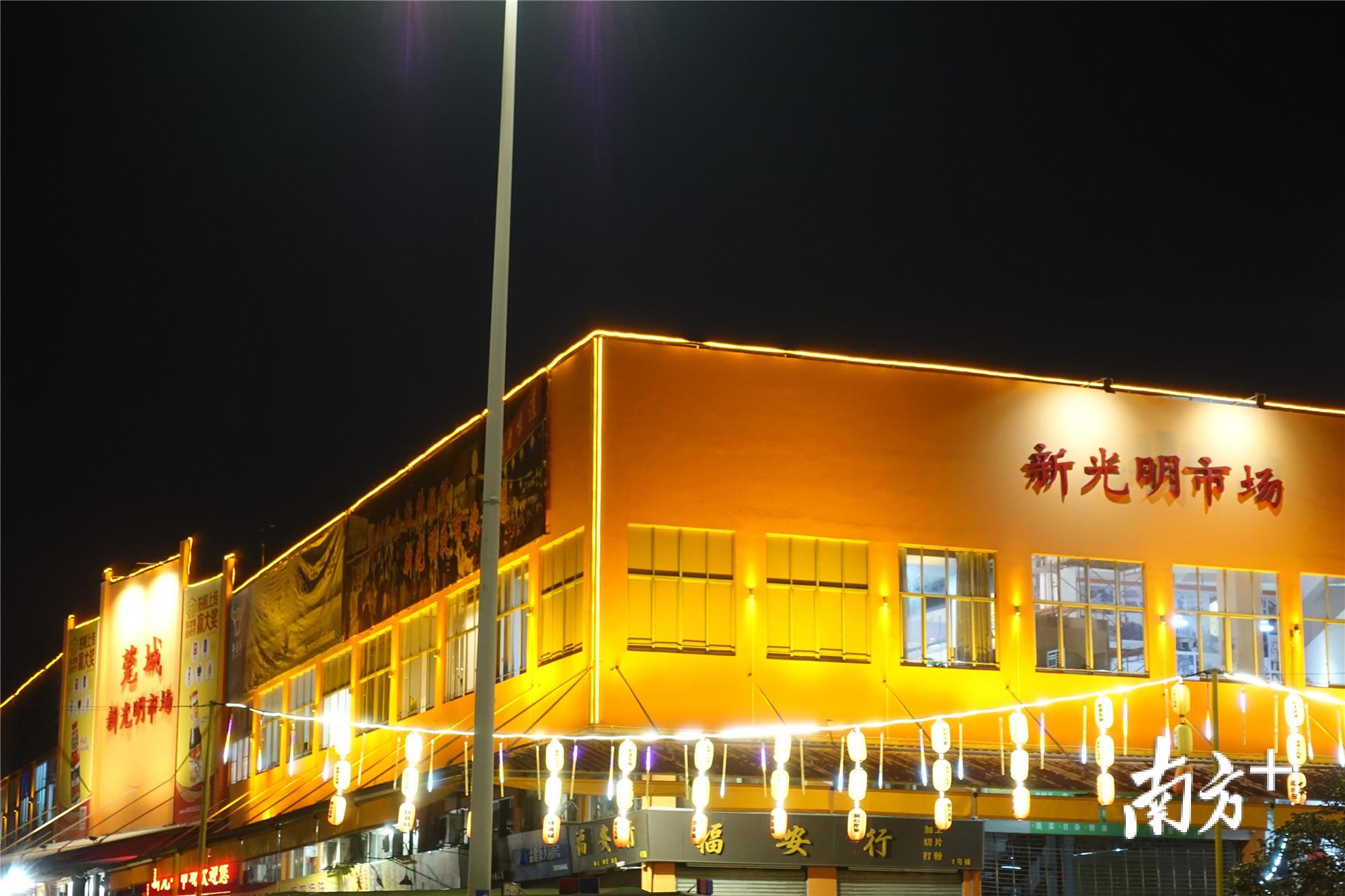 新光明市场外挂满暖色调灯笼，颇有台湾夜市的味道。