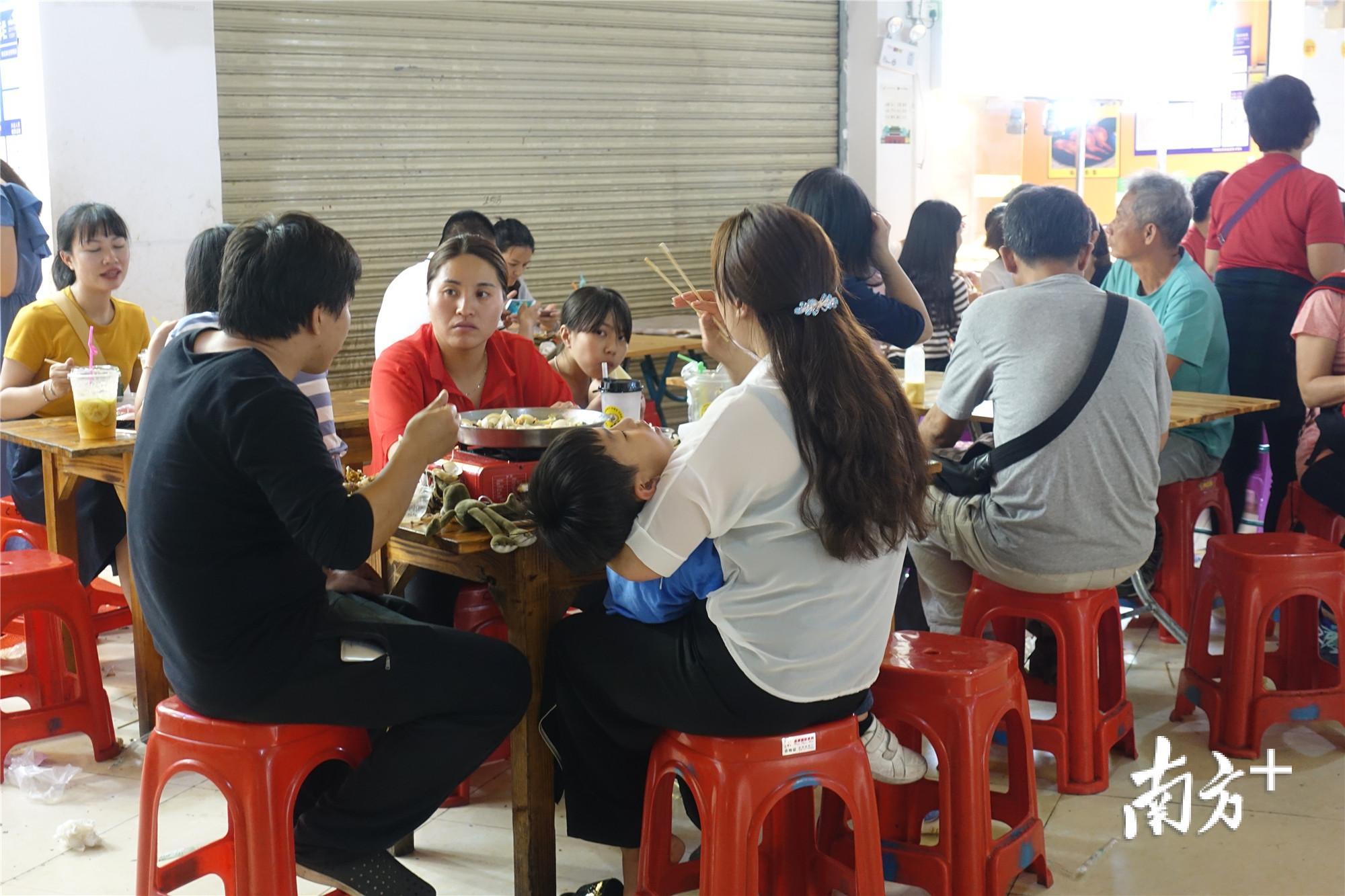 光明夜市的食客