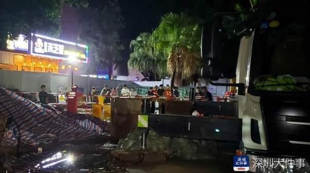 泰然九路与泰然六路交汇处搜救现场,摄影:南都记者 顾威 泰然九路与泰然六路交汇处搜救现场,摄影:南都记者 顾威