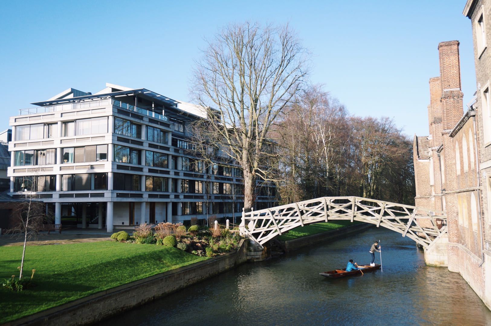 "数学桥"又名牛顿桥,传说这是大数学家牛顿在剑桥教书时亲自设计并