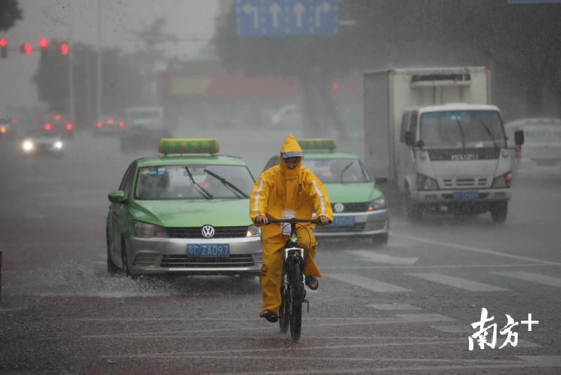 暴雨降临,他们冒雨前行