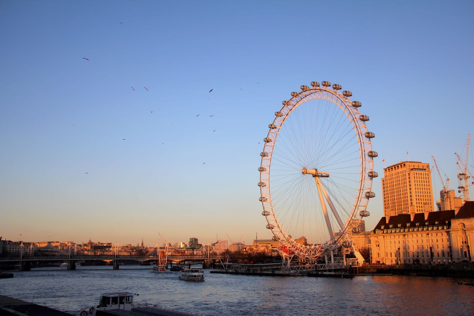 伦敦泰晤士河畔的日与夜_南方plus_南方 