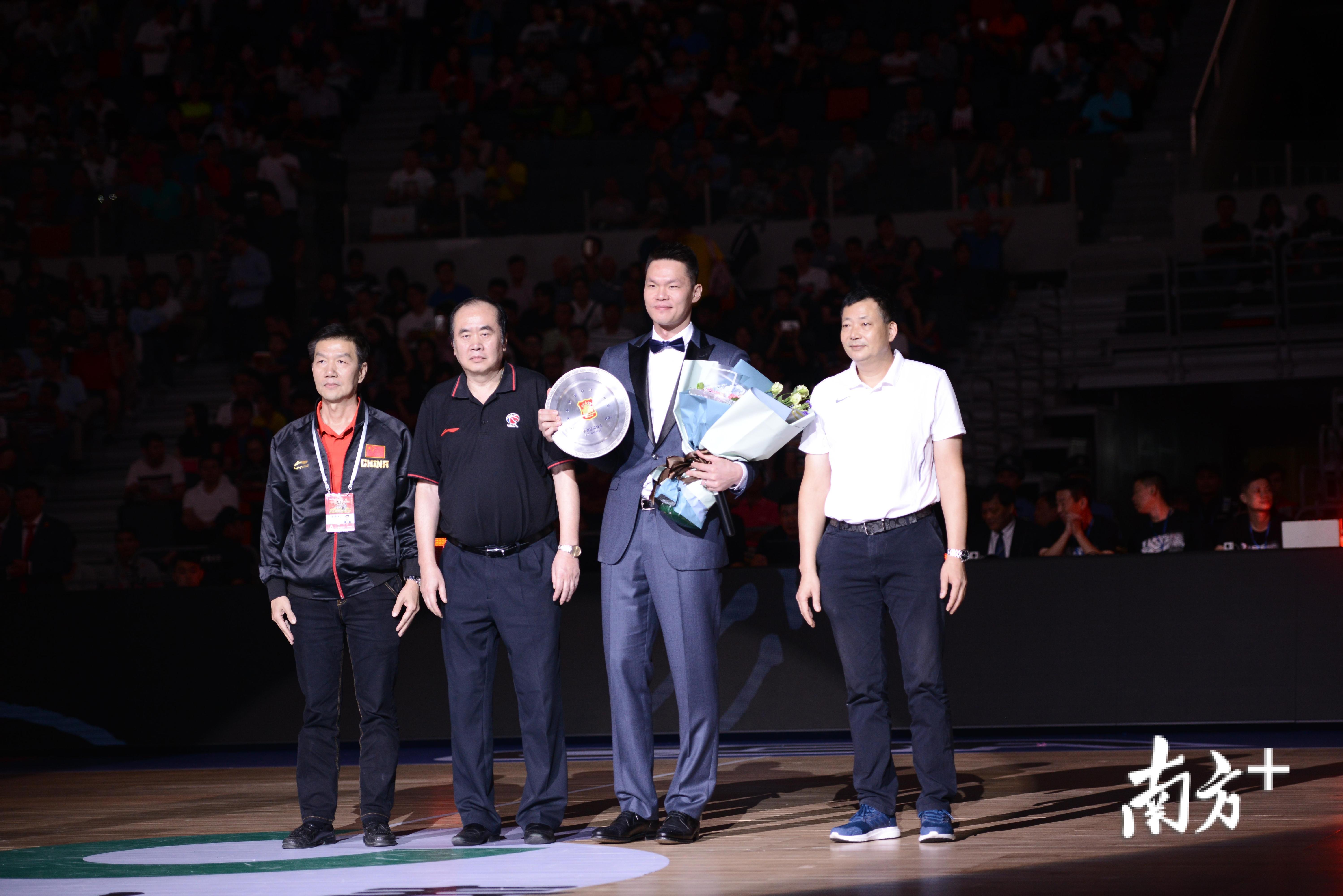 2017年10月，中国篮协为朱芳雨颁发退役纪念奖，以表彰他对中国篮球做出的贡献。