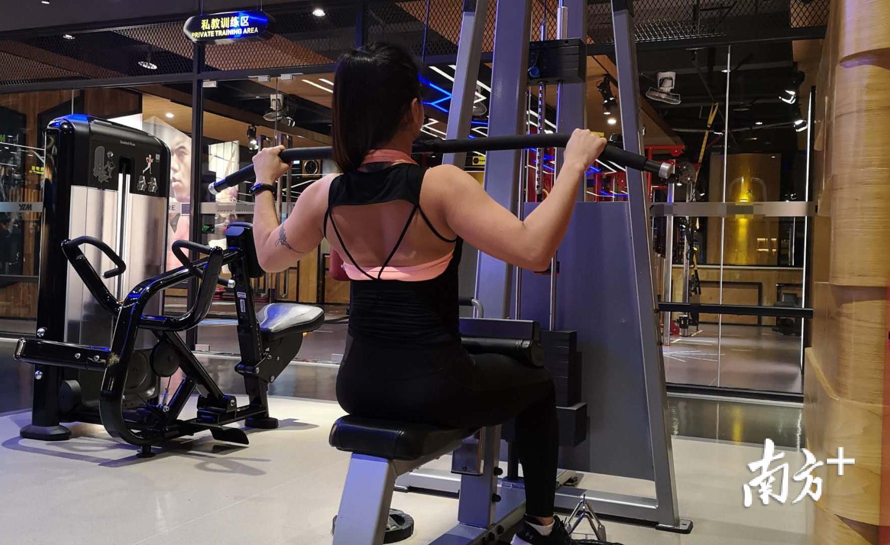 借助器械进行力量训练，可以更好地达到训练目的。