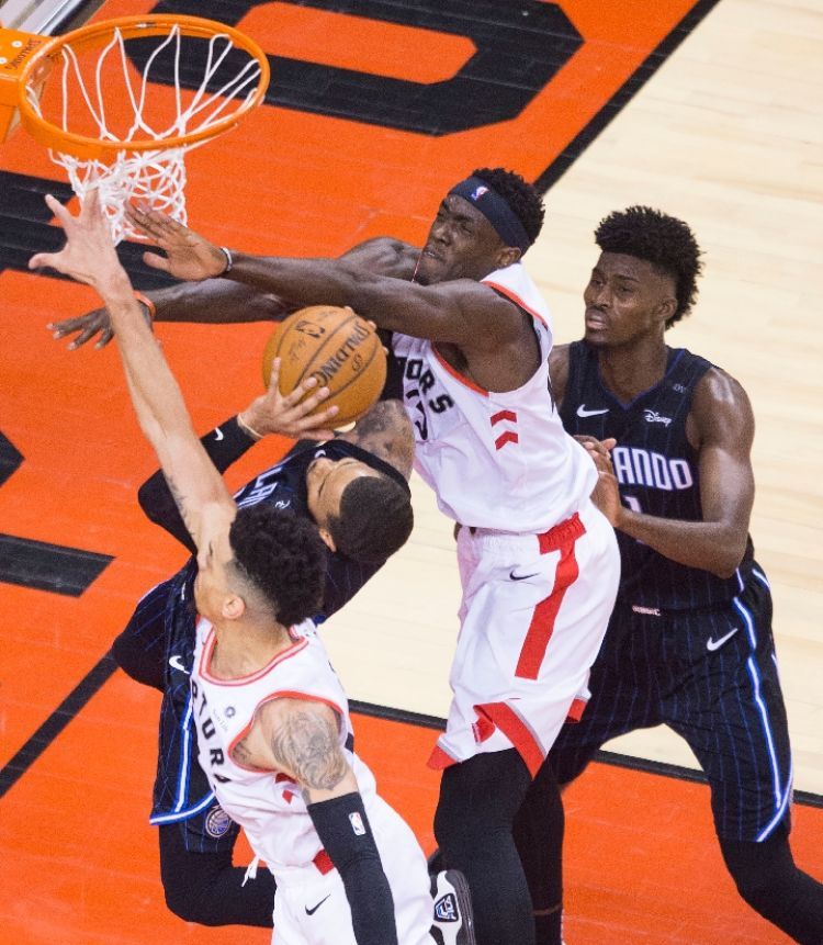 魔术队球员奥古斯丁（左二）在比赛中进攻受阻。 新华社发（邹峥摄）