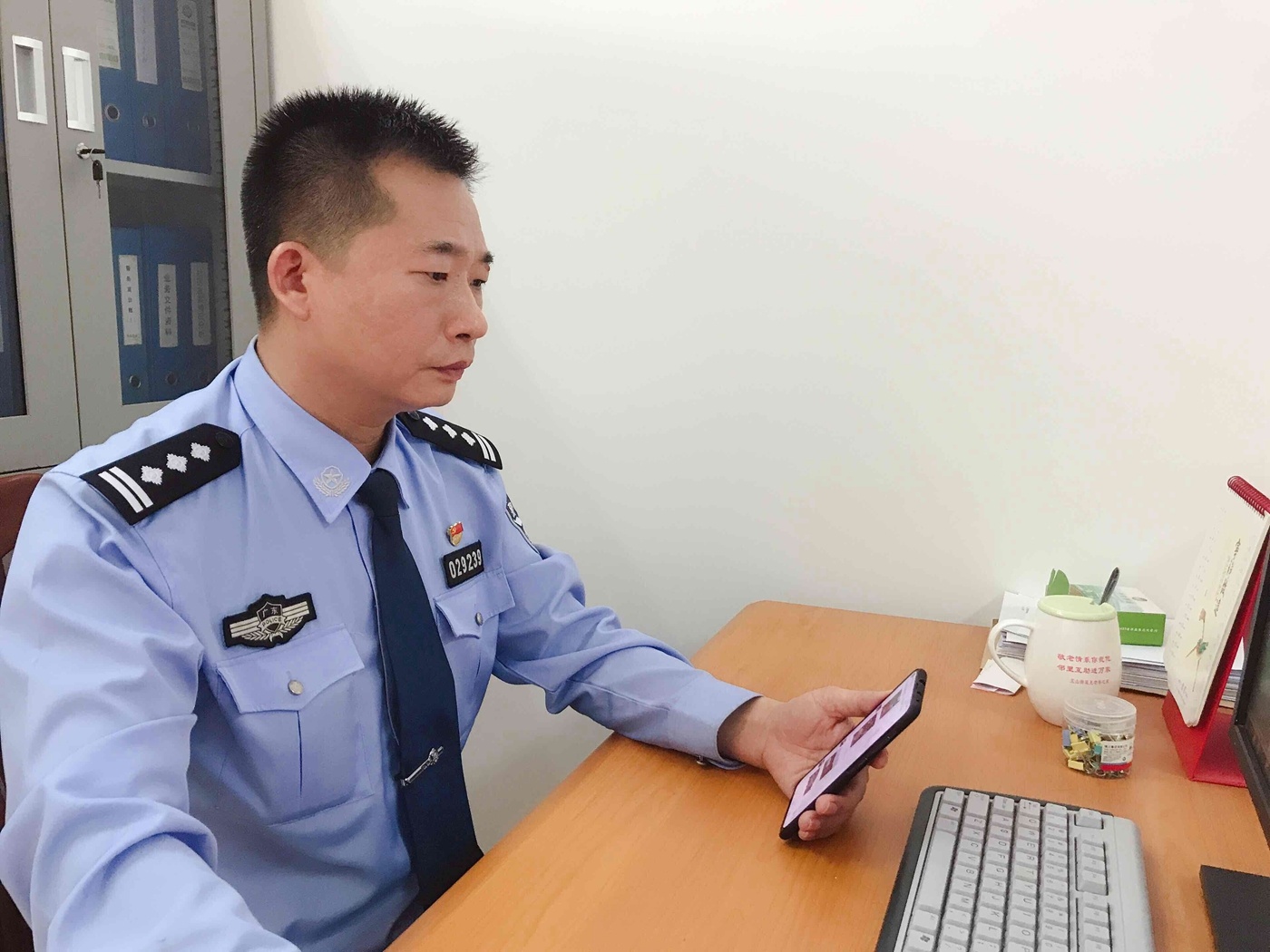 正文4月10日早上6点,陈东斌的闹钟准时响了.