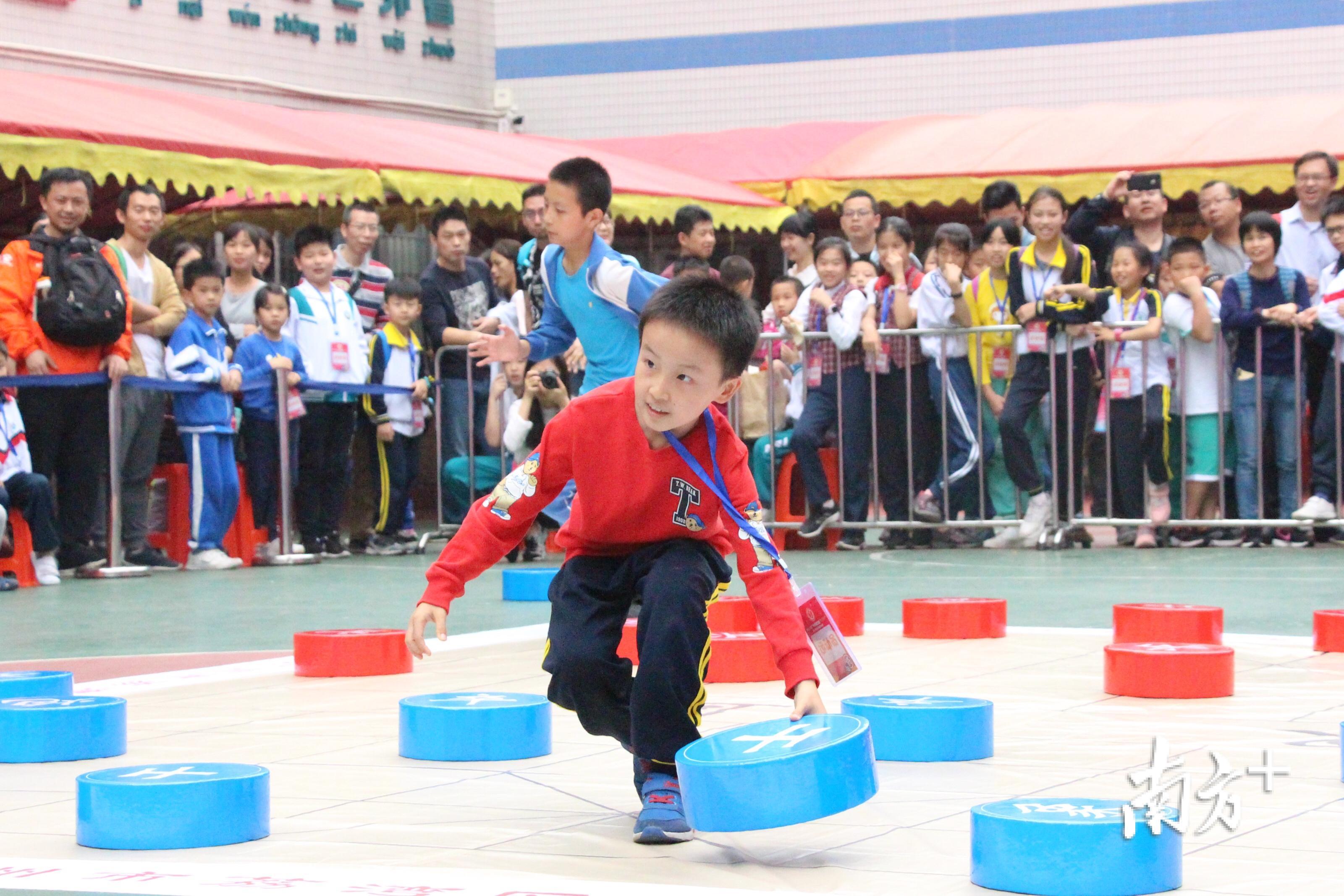 学生队伍在巨型棋盘上竞赛。