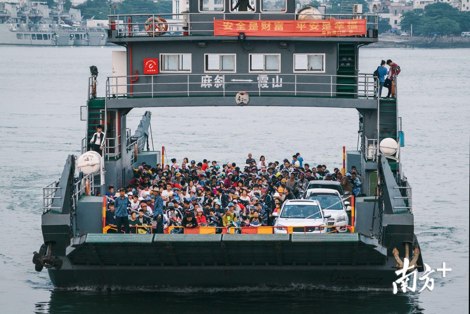 4月5日,湛江东海码头一艘挤满了乘客的渡船准备靠岸.陈灿铭 摄