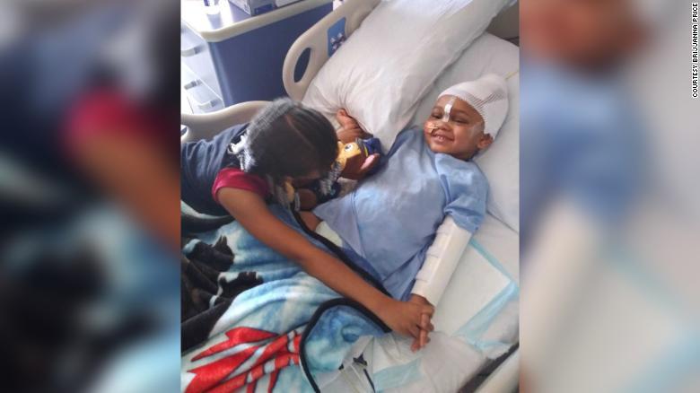 泪目美国4岁男童意外用枪射中自己头部