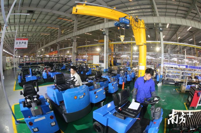 比亚迪装配车间。