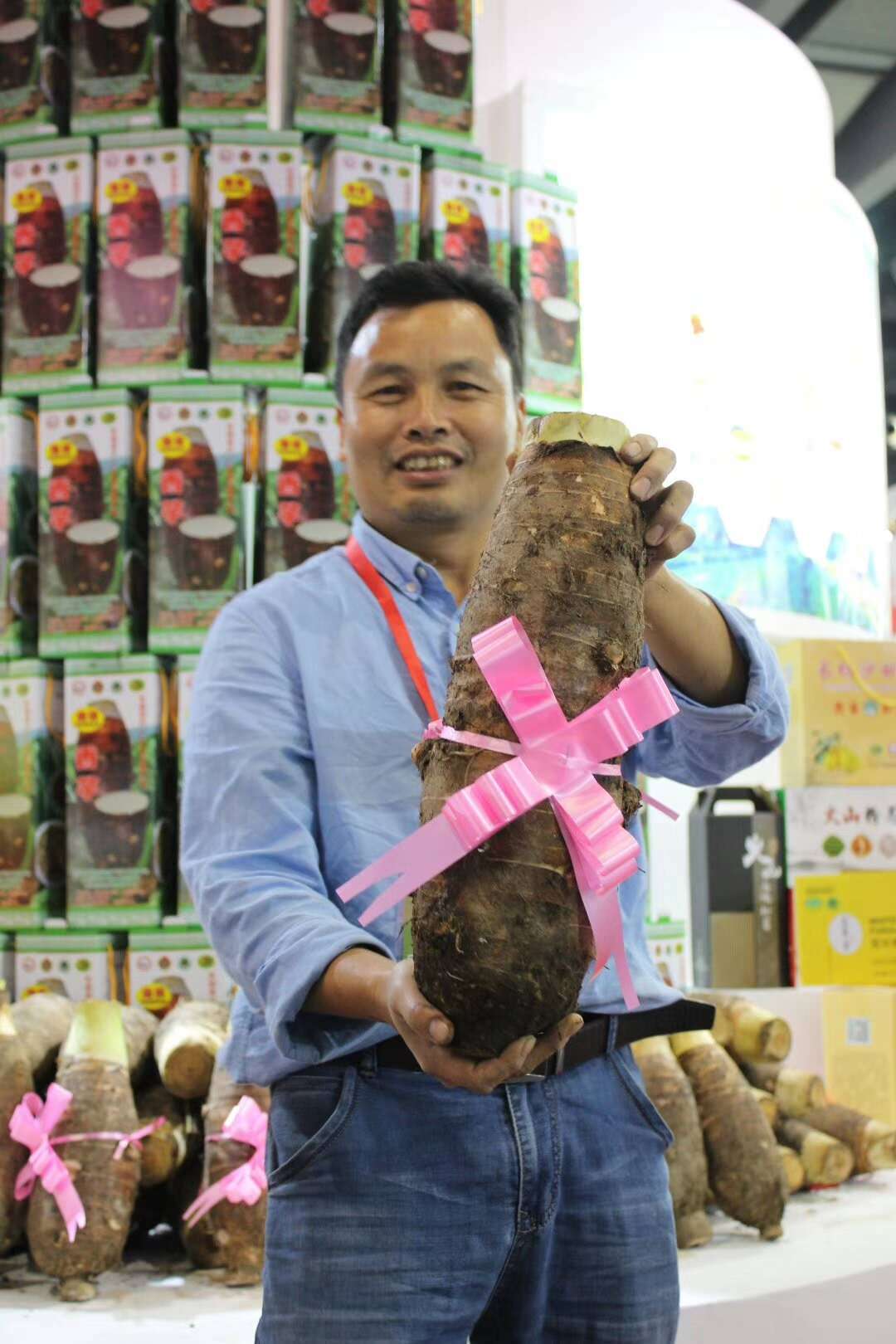 唐汉发与他的炮弹香芋。 唐汉发与他的炮弹香芋。