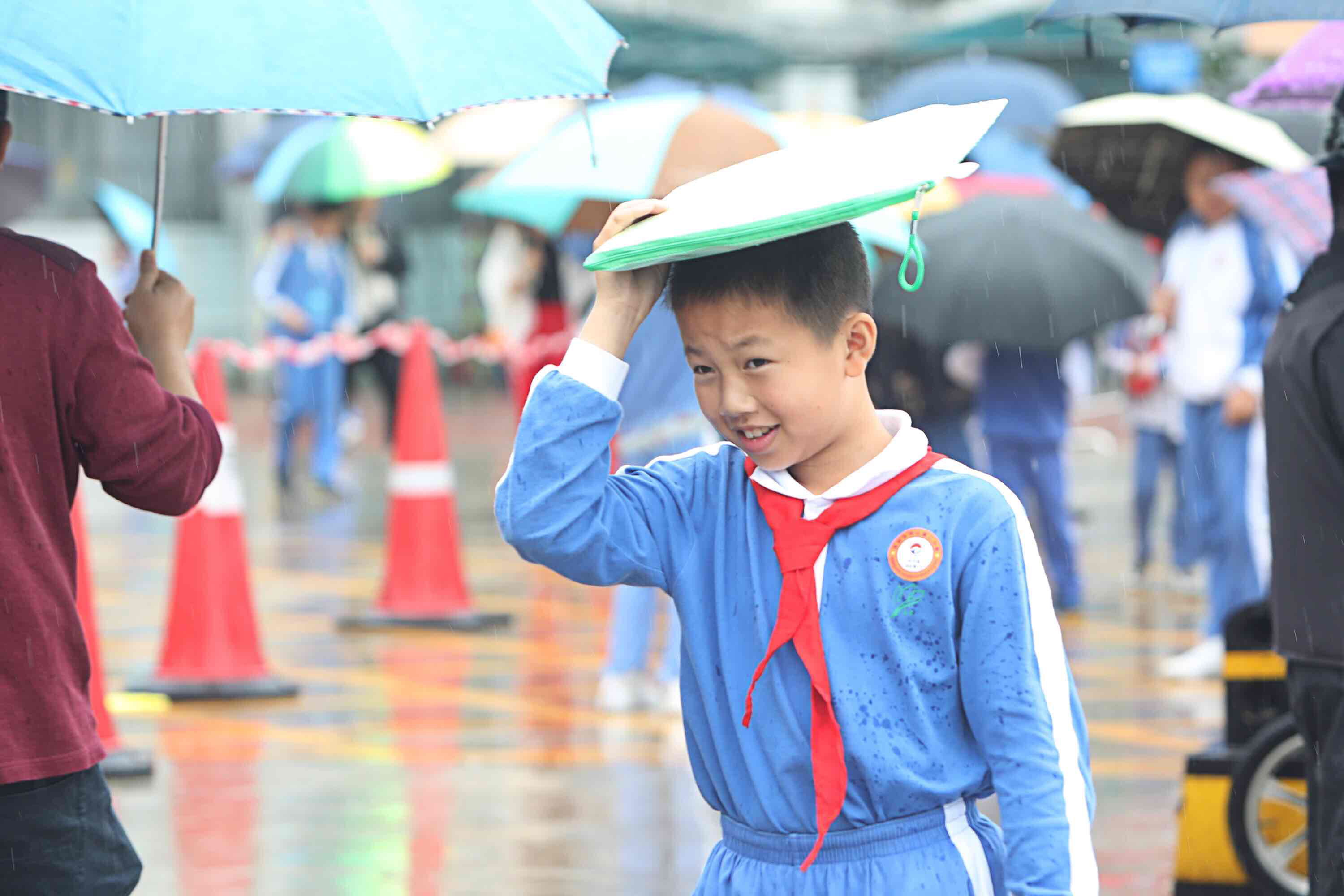 图集|为你遮风挡雨!深圳街头雨中温情一幕