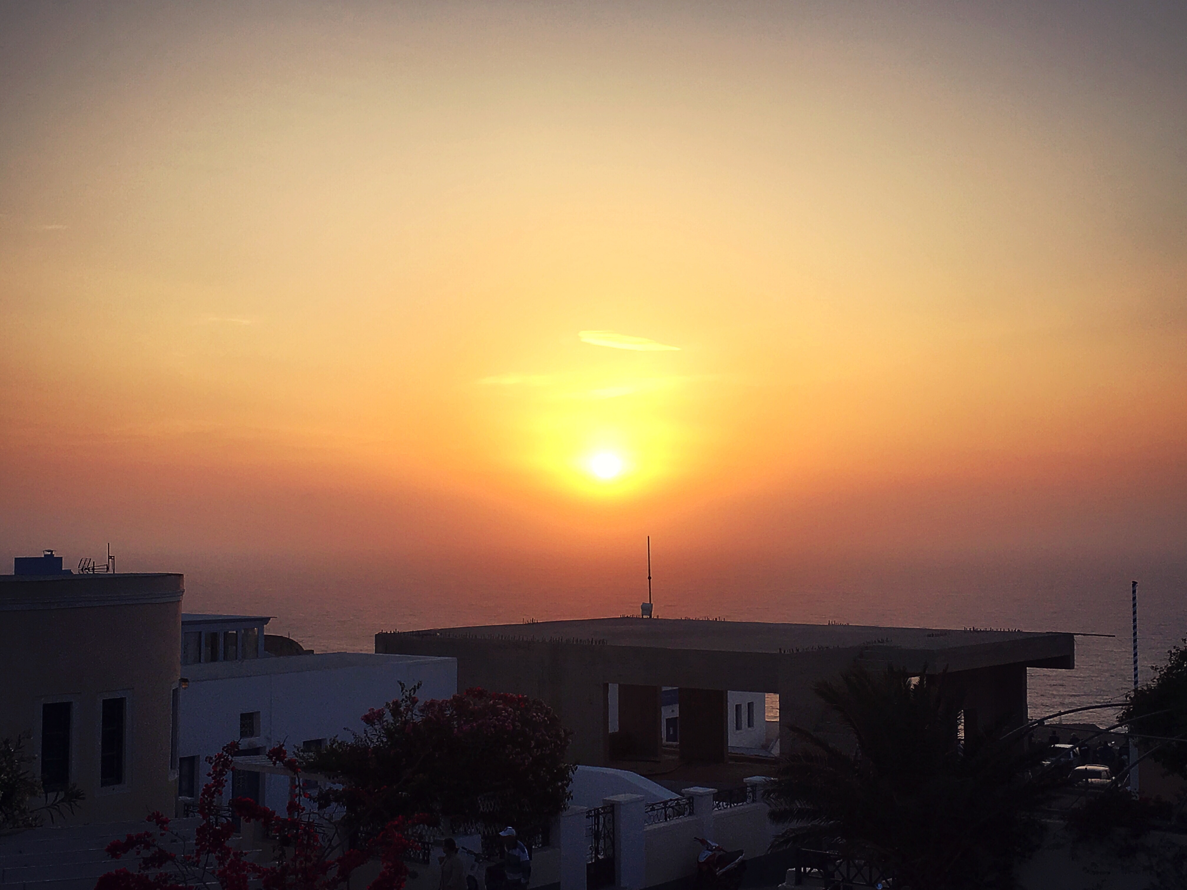 伊亚镇建立在海边的悬崖上,是圣托里尼岛第二大镇,被认为是世界上观看