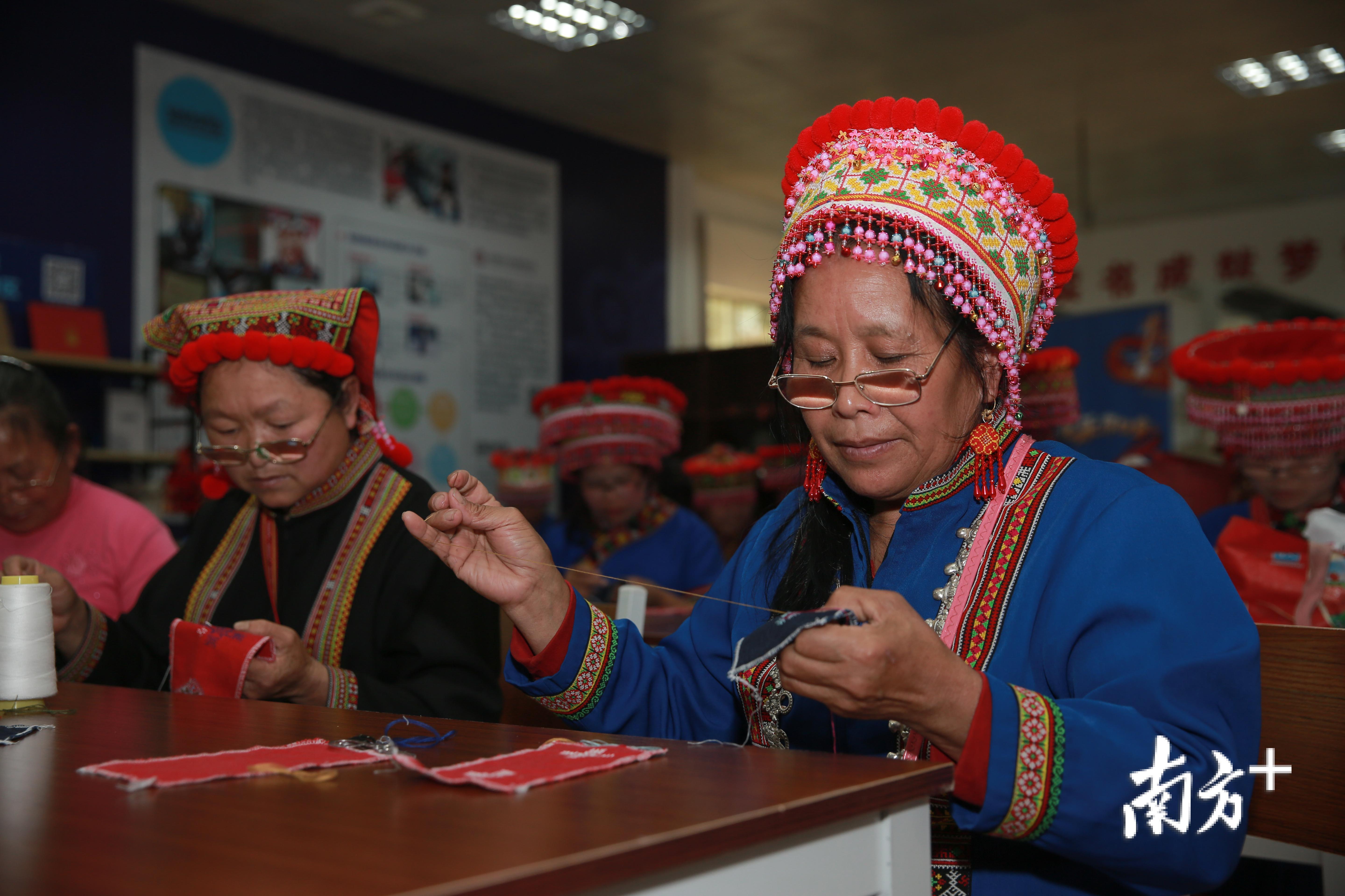 乳源县游溪镇村民在当地瑶绣合作社制作瑶绣商品。
