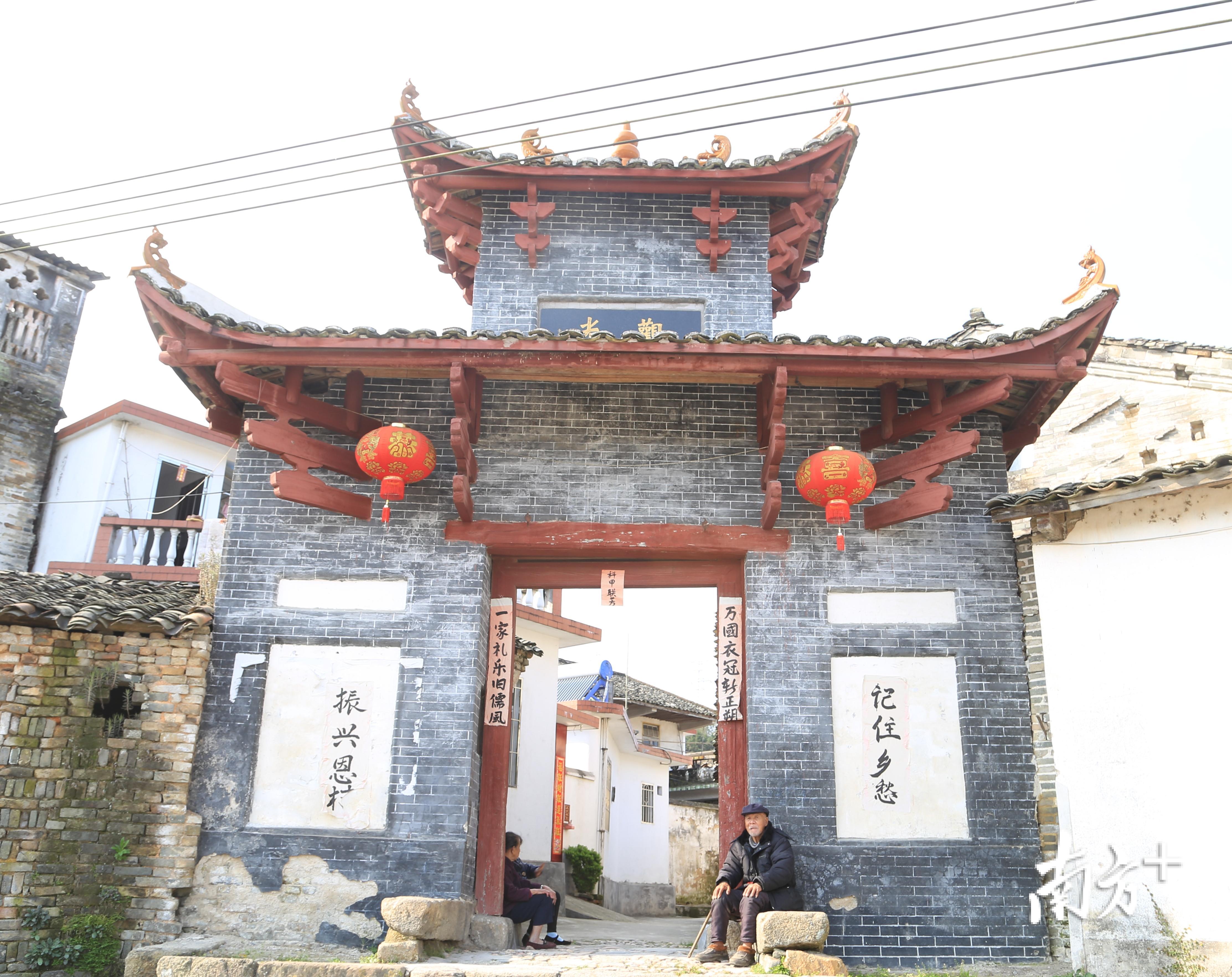 牌坊遗存。龙全明 摄 牌坊遗存。龙全明 摄