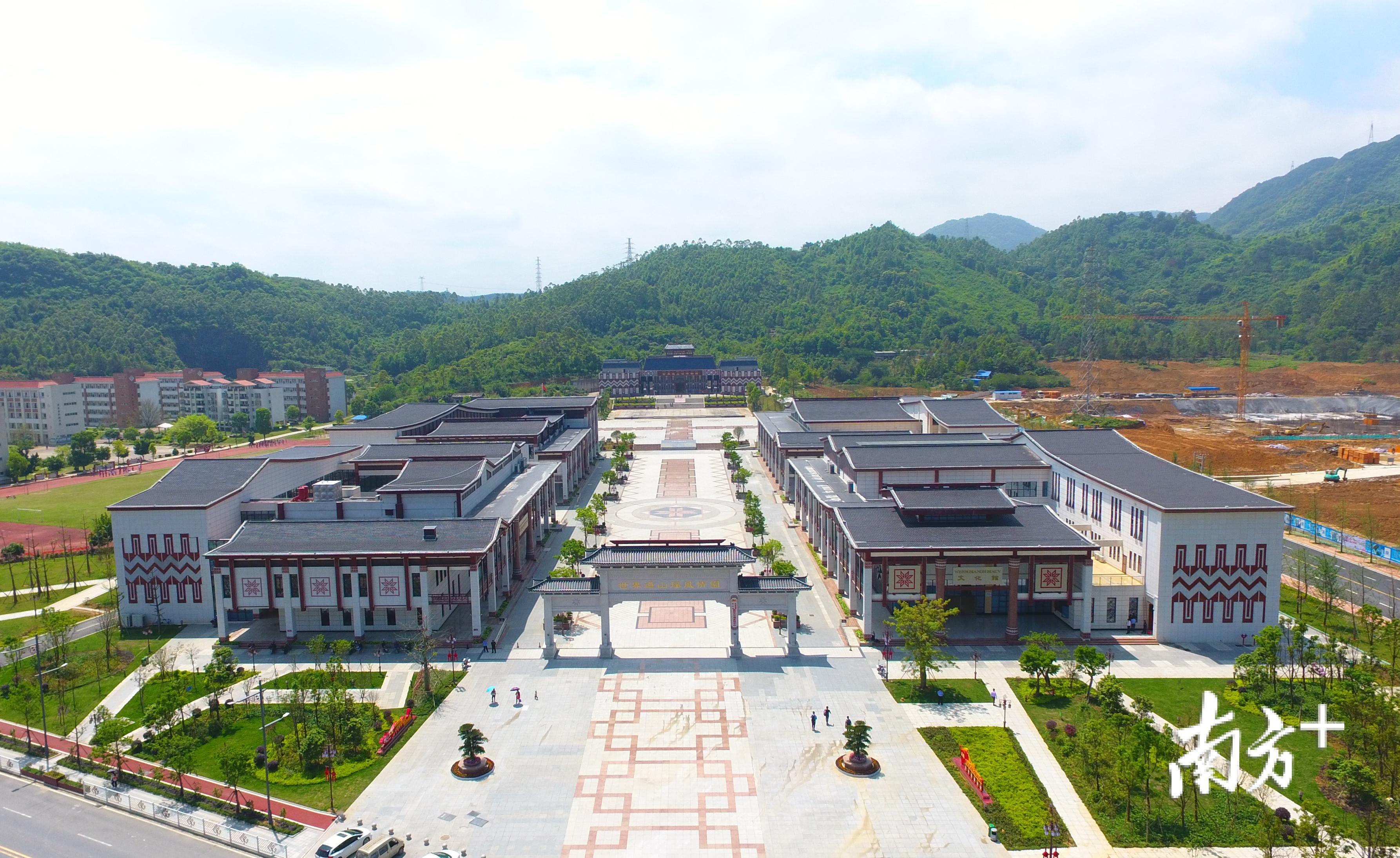 世界过山瑶风情园全貌。