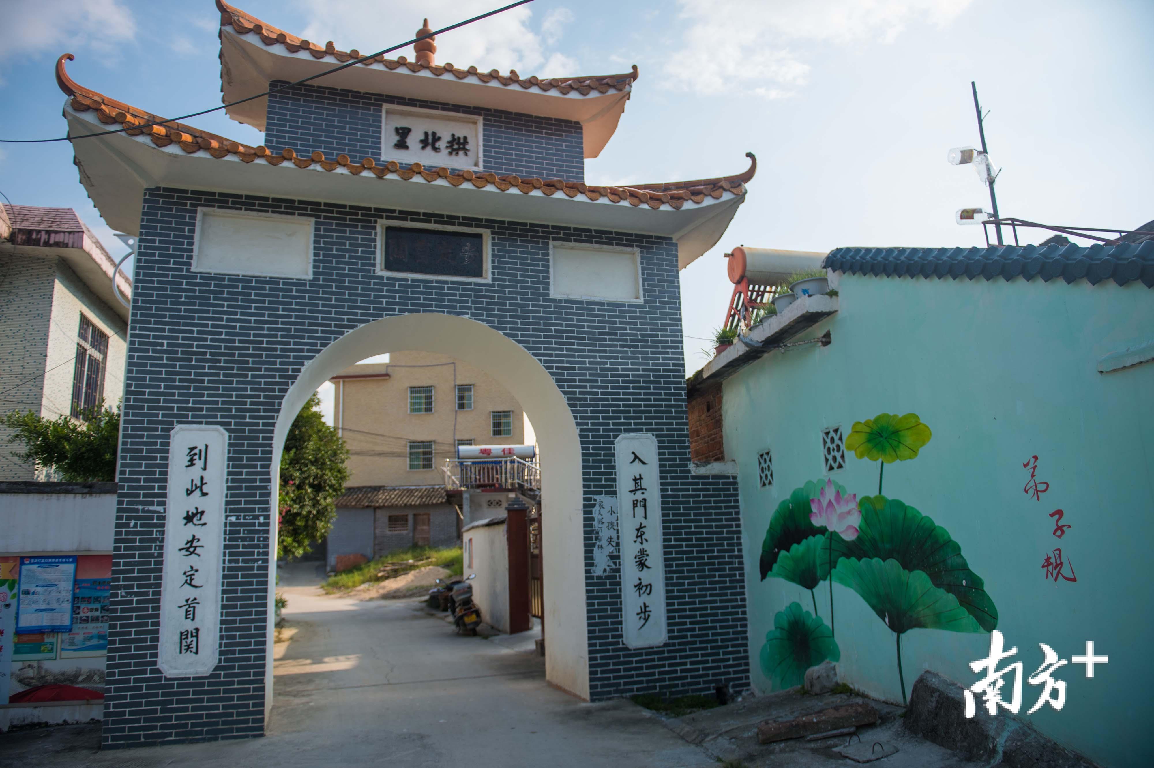 门楼遗存。肖雄 摄 门楼遗存。肖雄 摄