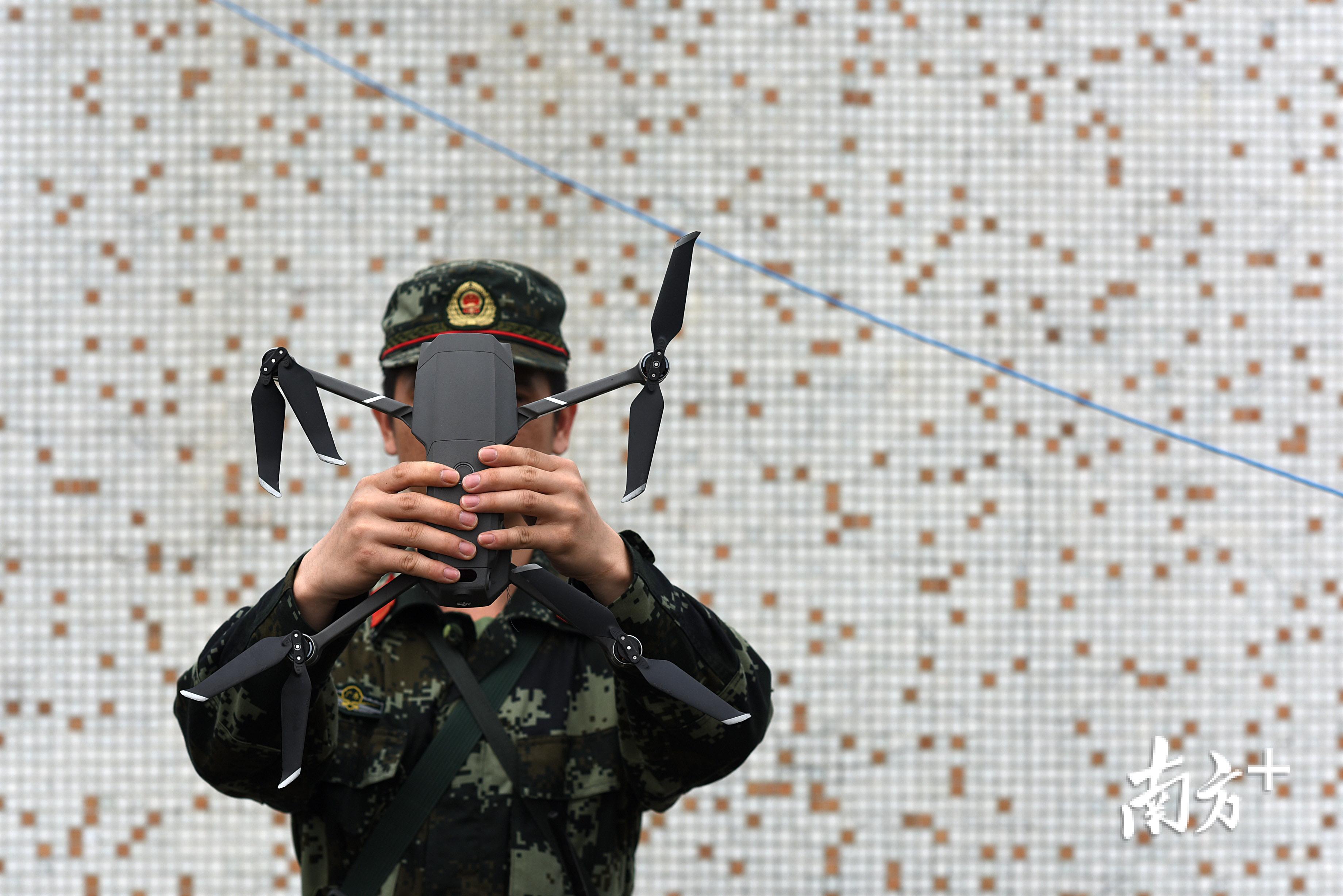 4月17日,武警官兵在现场收缴作案工具.