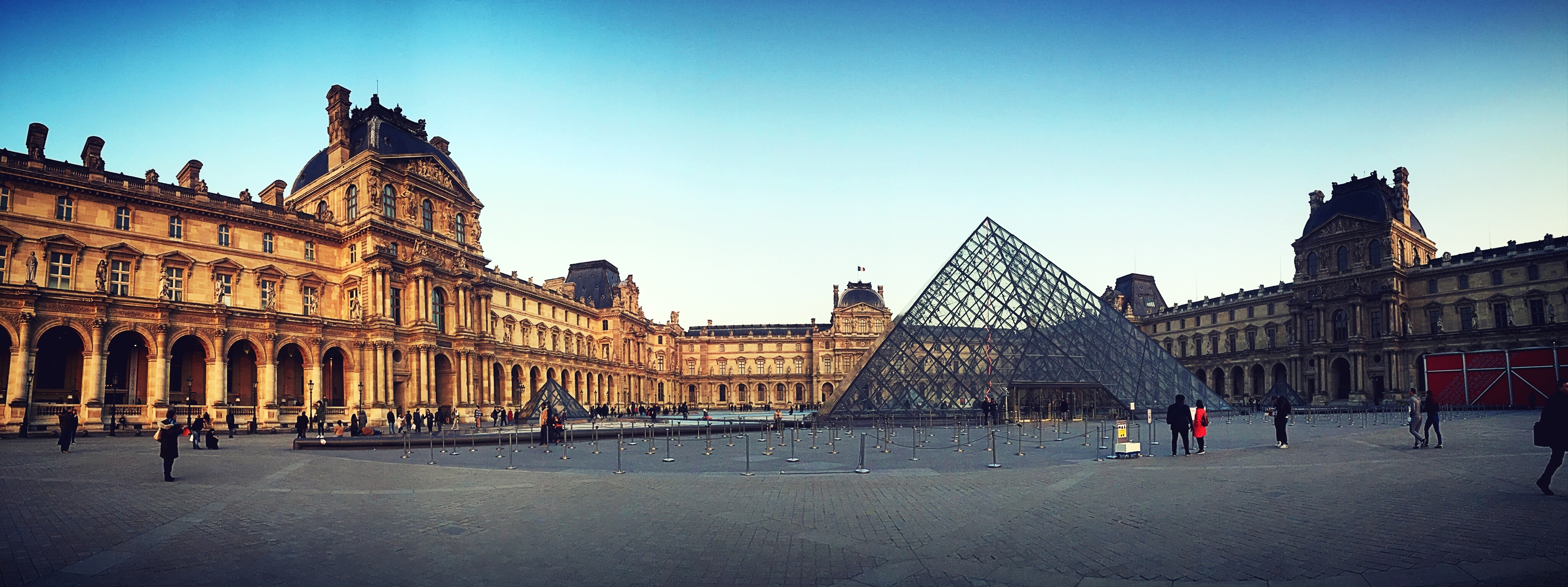 du louvre)位於法國巴黎市中心的塞納河北岸,位居世界四大博物館之首