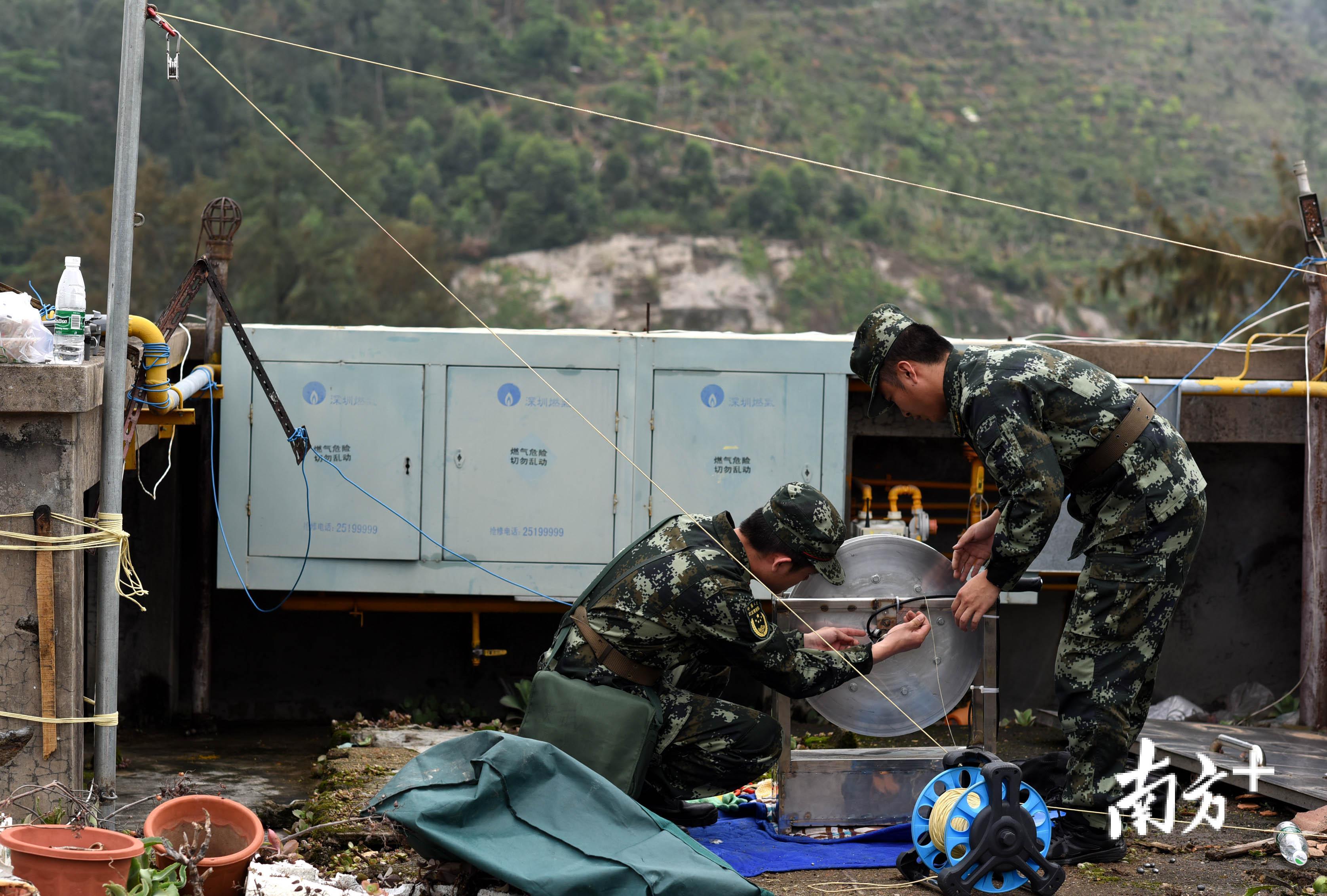 4月17日,武警官兵在现场收缴作案工具.