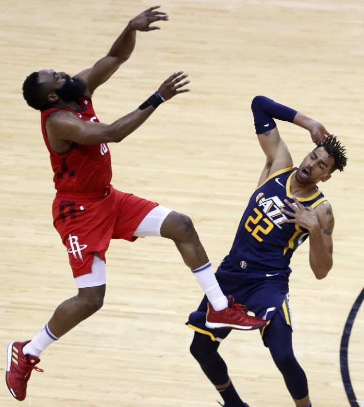图为爵士队球员赛弗洛沙(右)在防守火箭队球员哈登时犯规.