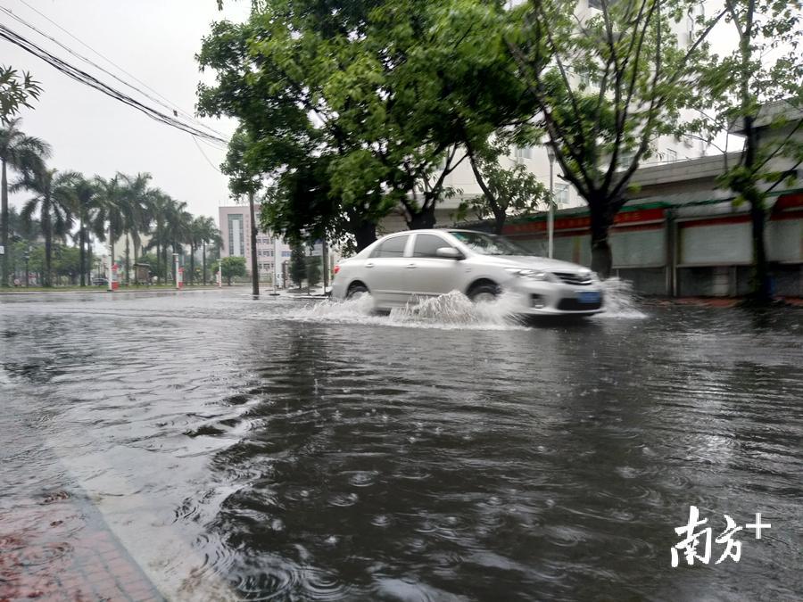 潮州雨势不减。图为位于庵埠镇的潮安区政府附近，路面积水。 张凤珊 摄