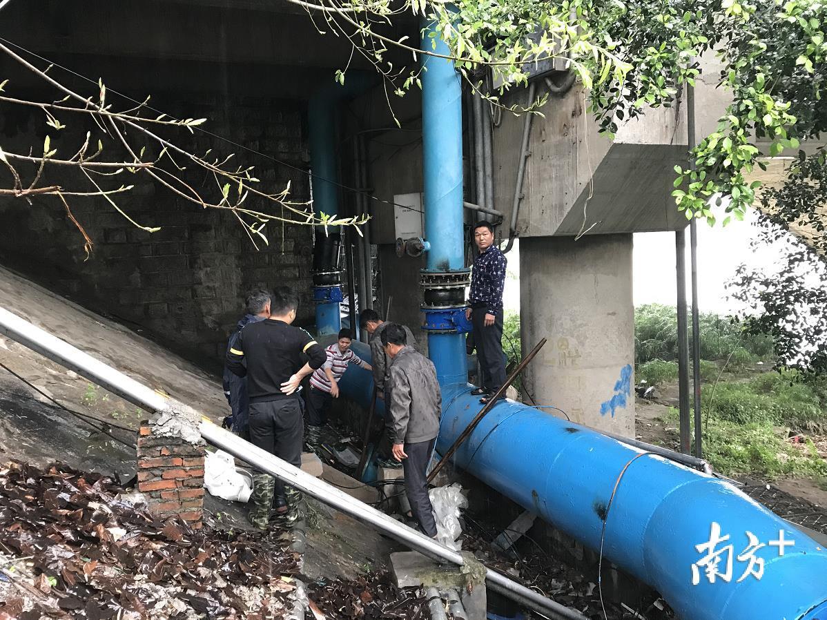大桥南桥头也有揭阳市自来水公司人员查看水管情况。