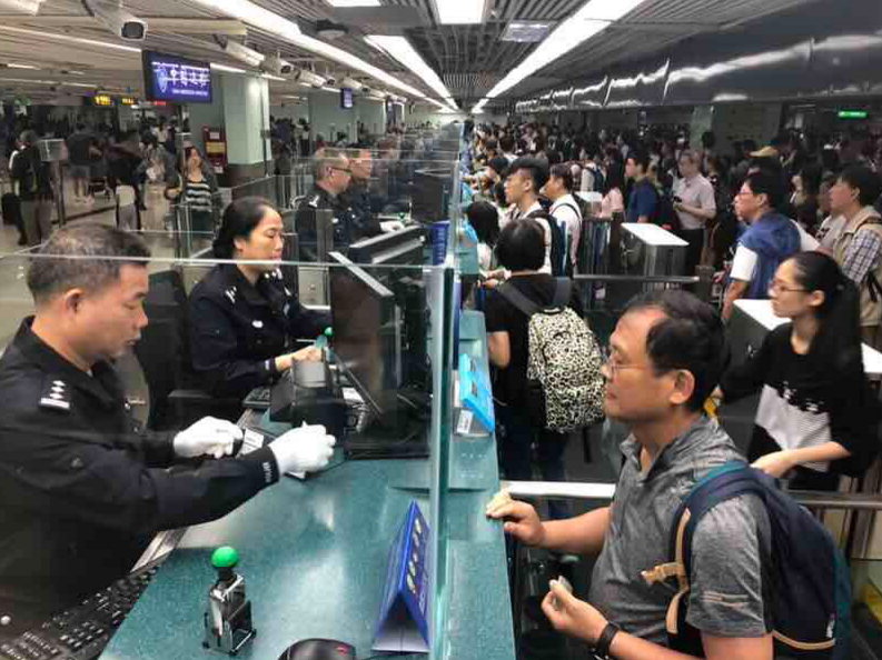 视频|人从众!19日罗湖口岸香港旅客集中入境