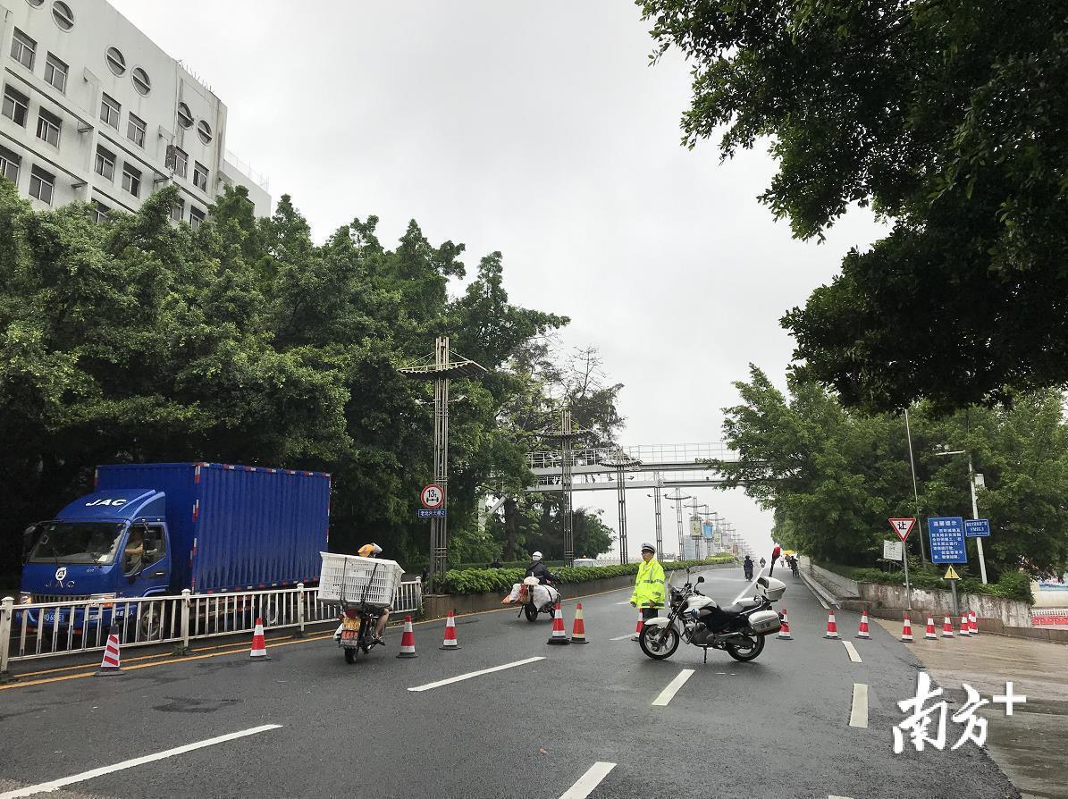 大桥南往北方向实行交通管制。