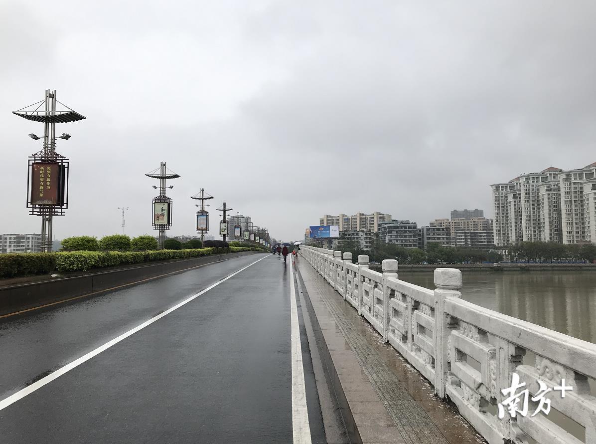揭阳市区北河大桥引桥石篱垮塌交通管制约20天