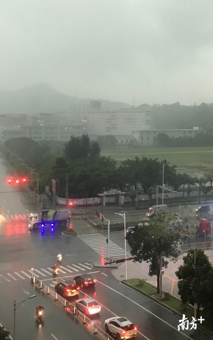 ▲上午8时30分左右，潮阳城区突然天空骤暗，电闪雷鸣，风雨大作。图为潮阳区棉北街道路口。廖奕文 摄