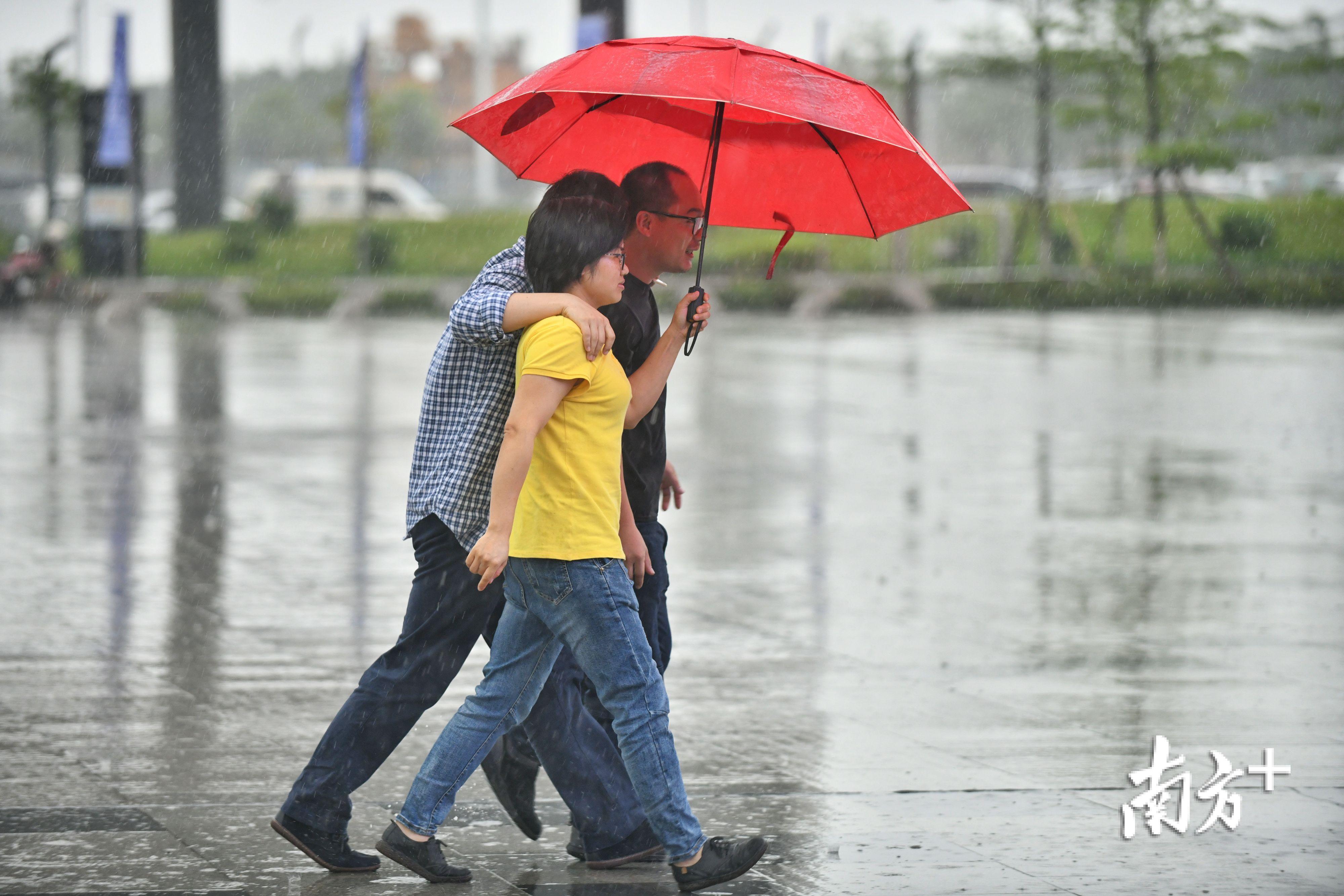 广东潭州国际会展中心,许多始料未及的市民在风冒雨奔走.
