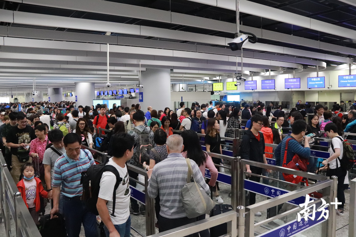 大批港澳居民挤满皇岗口岸入境大厅。黄俊生/摄 大批港澳居民挤满皇岗口岸入境大厅。黄俊生/摄