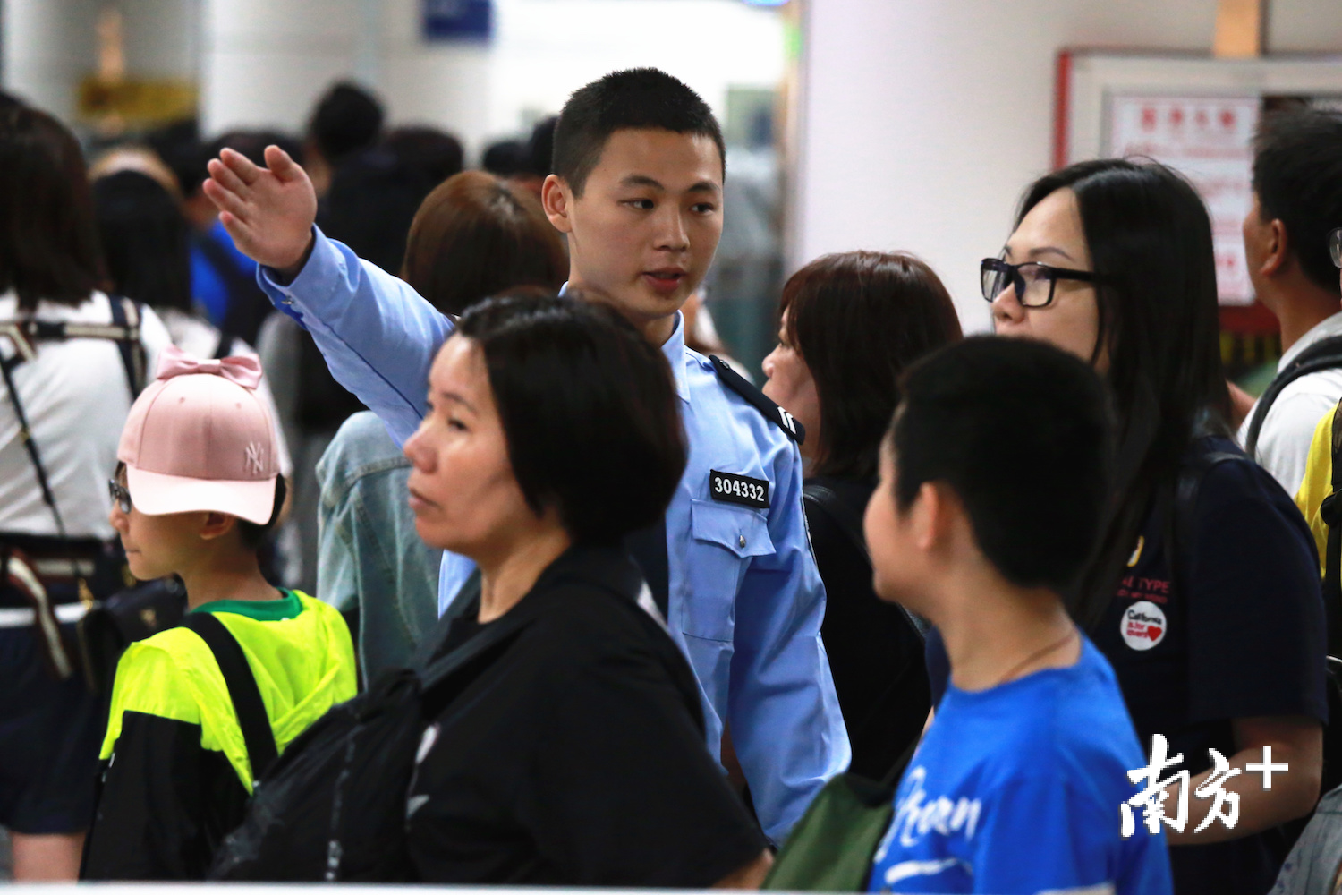 深圳湾边检民警为通关旅客提供指引。黄钊/摄 深圳湾边检民警为通关旅客提供指引。黄钊/摄