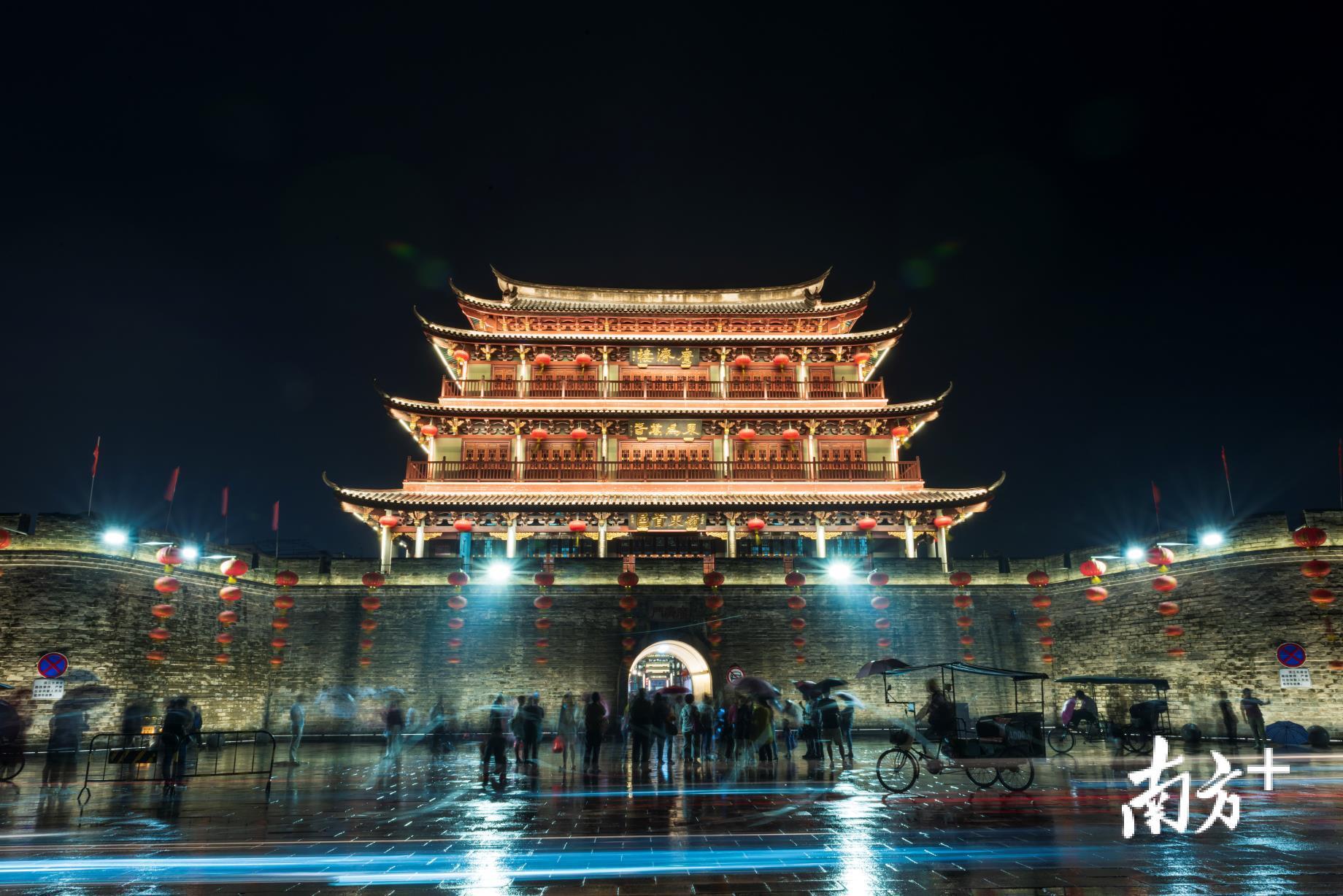 当晚虽时有雨，仍有不少游客来到广济楼和广济桥前。南方+拍客 陈锡荣 摄