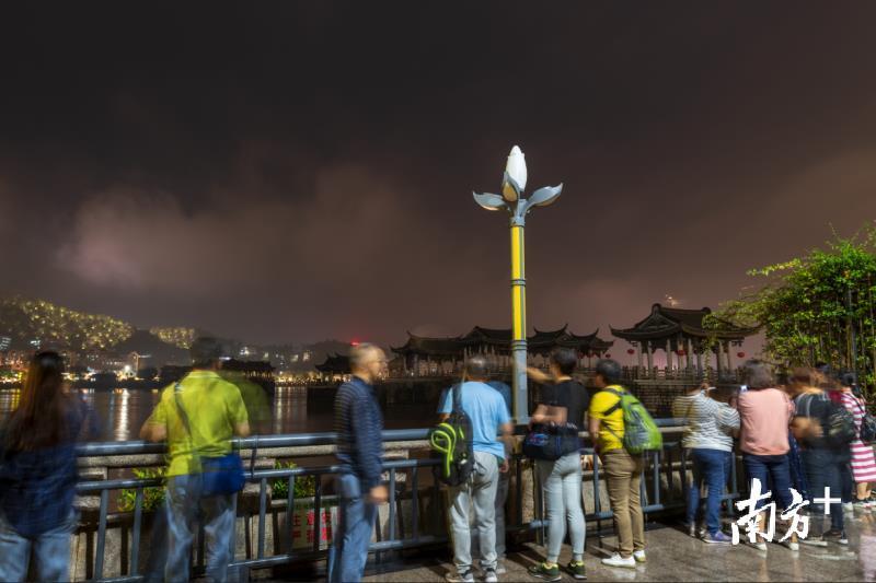 一些不知情的游客准备来看灯光秀，却愿望落空。南方+拍客 陈锡荣 摄